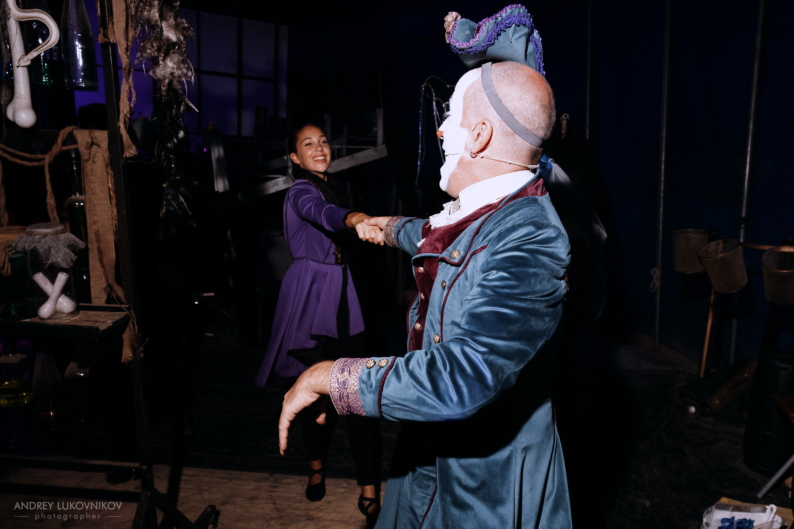 Sesión de fotos entre bastidores en El Circo Encantado: la vida de los artistas tras bambalinas