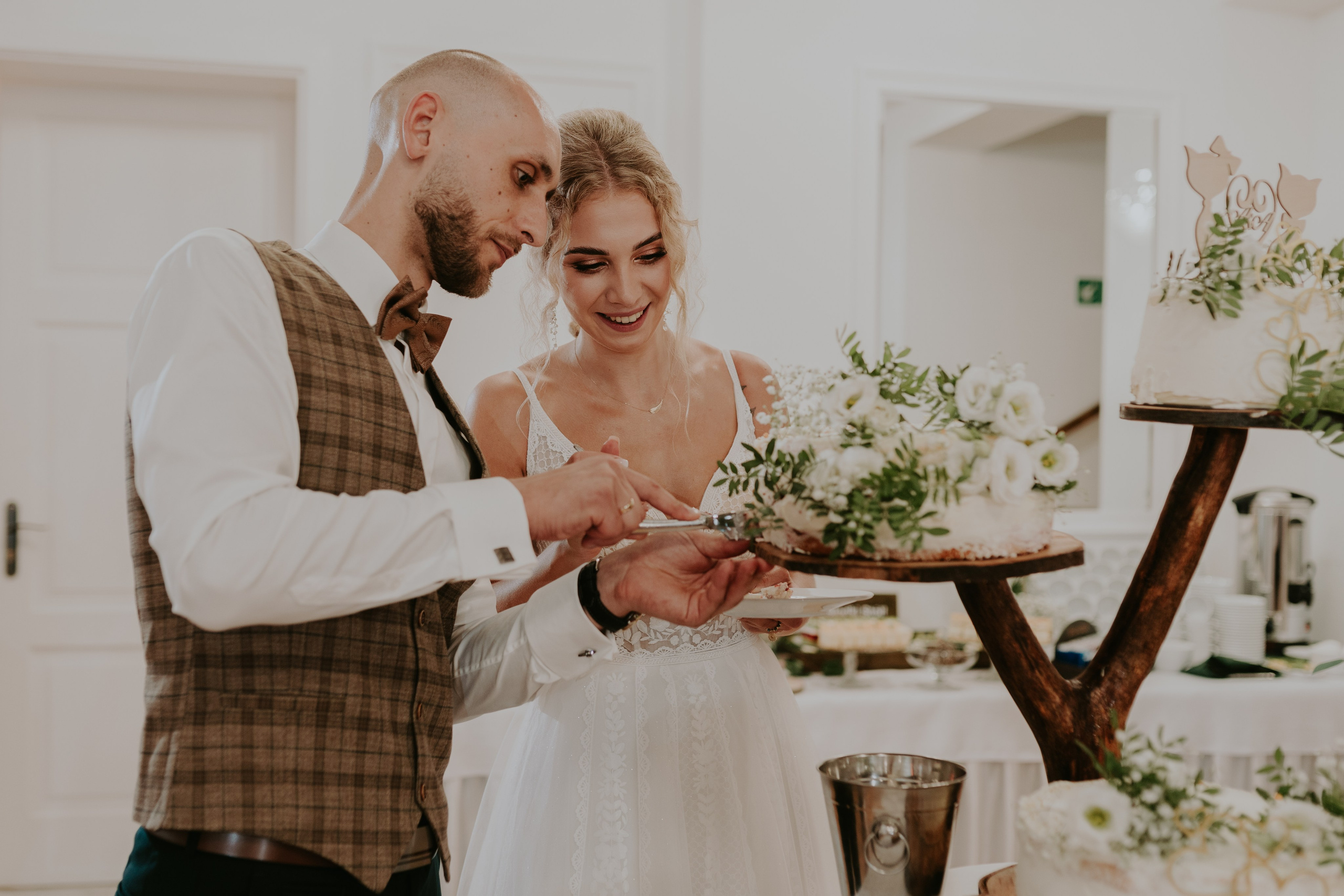 Dwór Wierzbno: plenerowy ślub pod wierzbą. Karkowskafoto - fotografia miłości