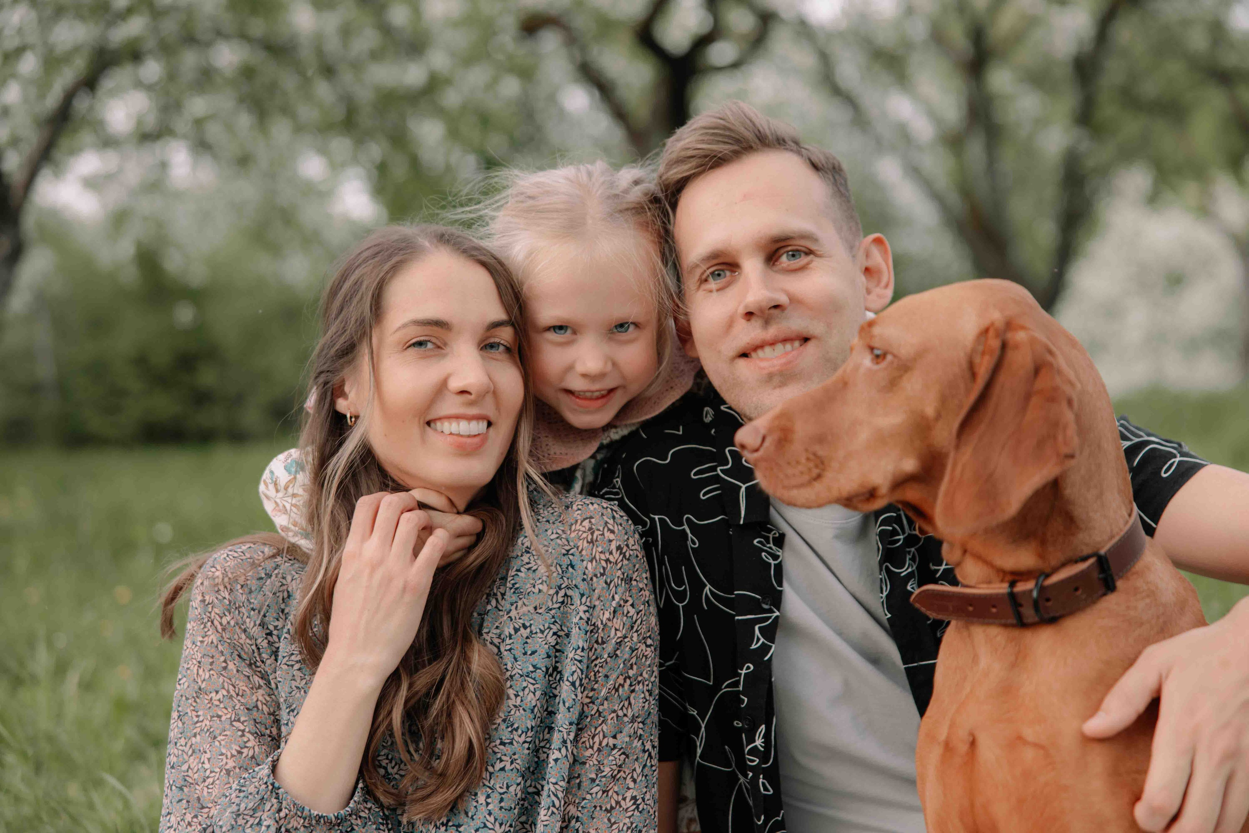 Šeimos fotosesija Vilniuje — namie, gamtoje, studijoje. Framed by Evelina | Vestuvių fotografė