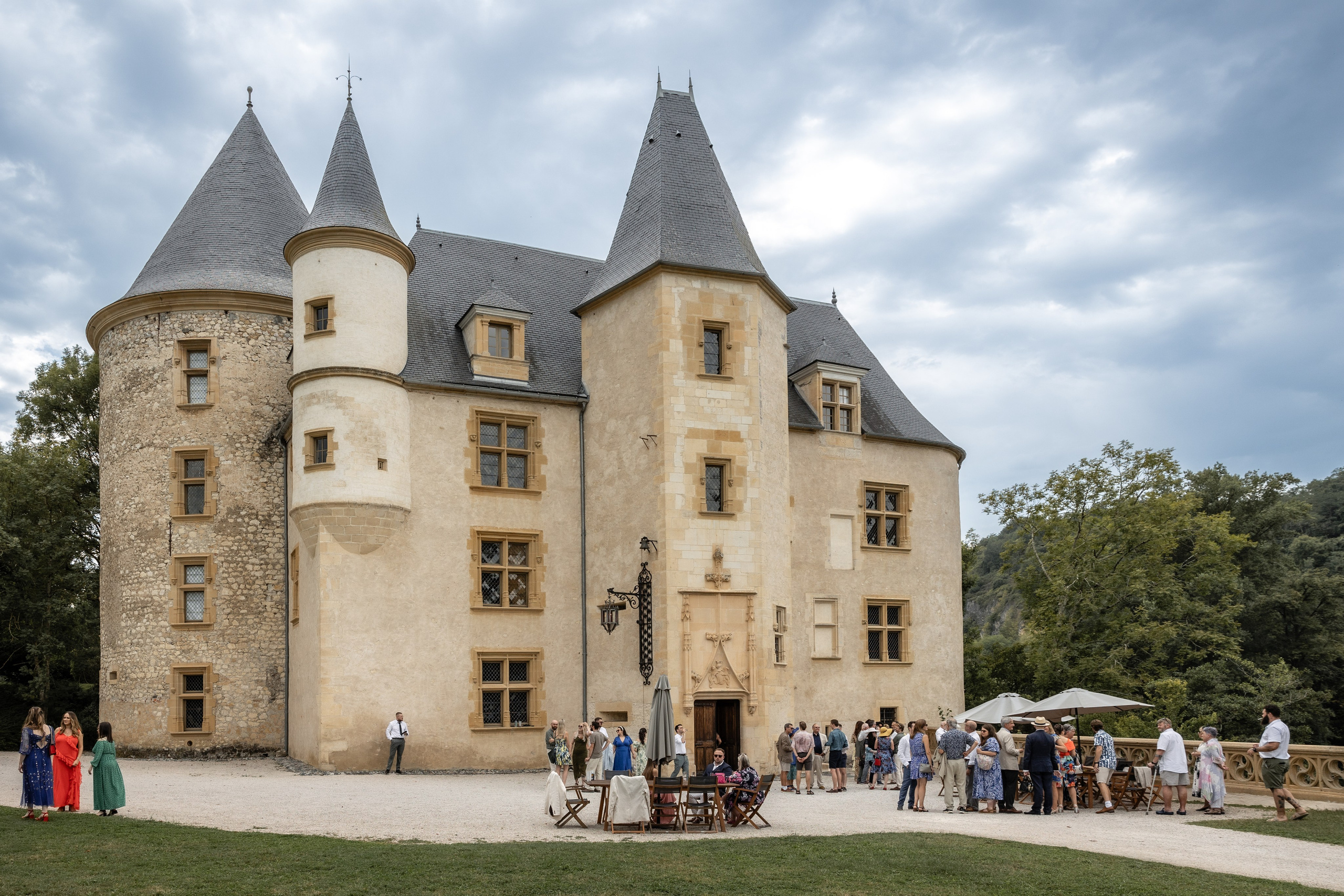 Rachel et Giles. Photo de mariage au Château de Saint-Martory. Eugénie Smirnova — photographe à Toulouse et dans le sud-ouest de la France