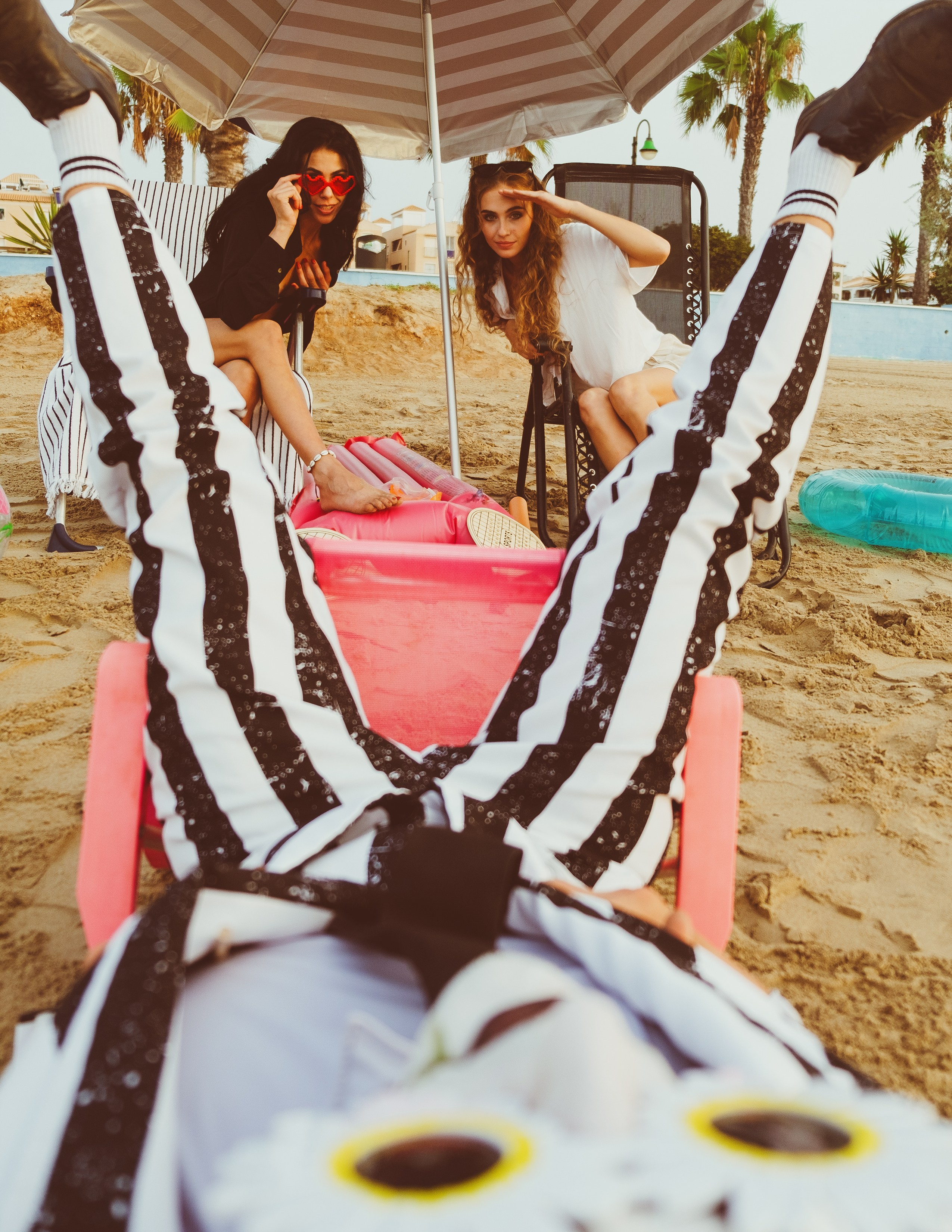 Beetlejuice на море: Экспериментальная фотосессия с цирковыми артистами — Фотограф Андрей Луковников