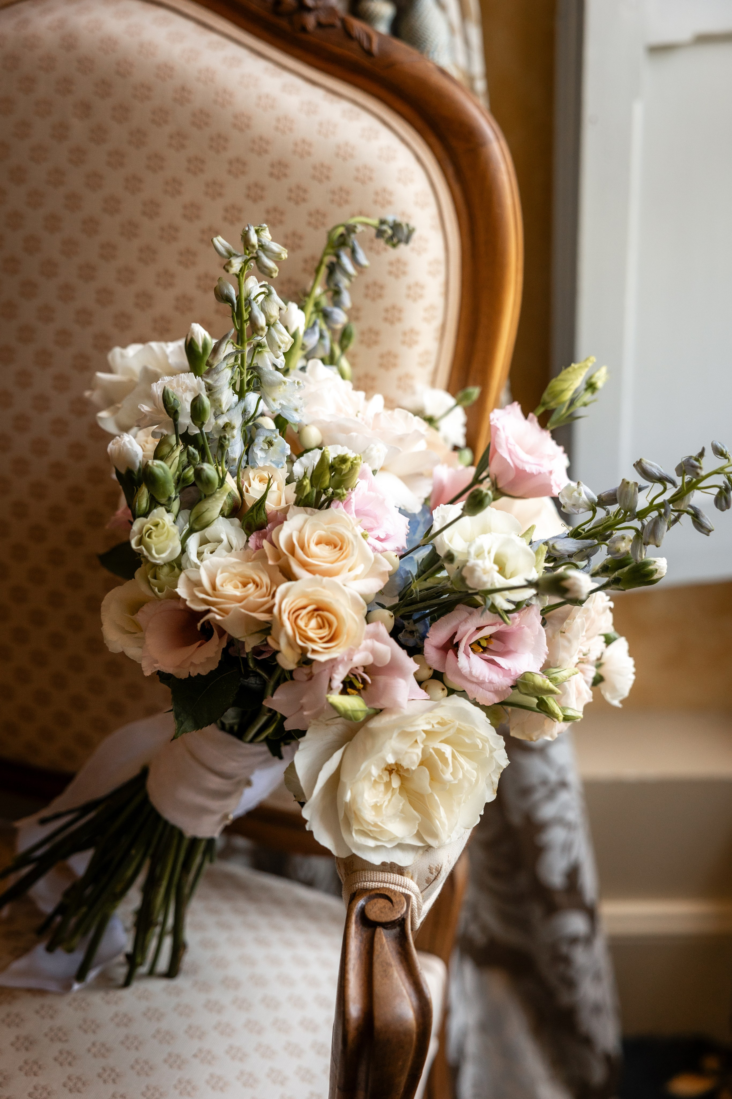 Elegant details from a wedding morning. Fine details of wedding décor and flowers.