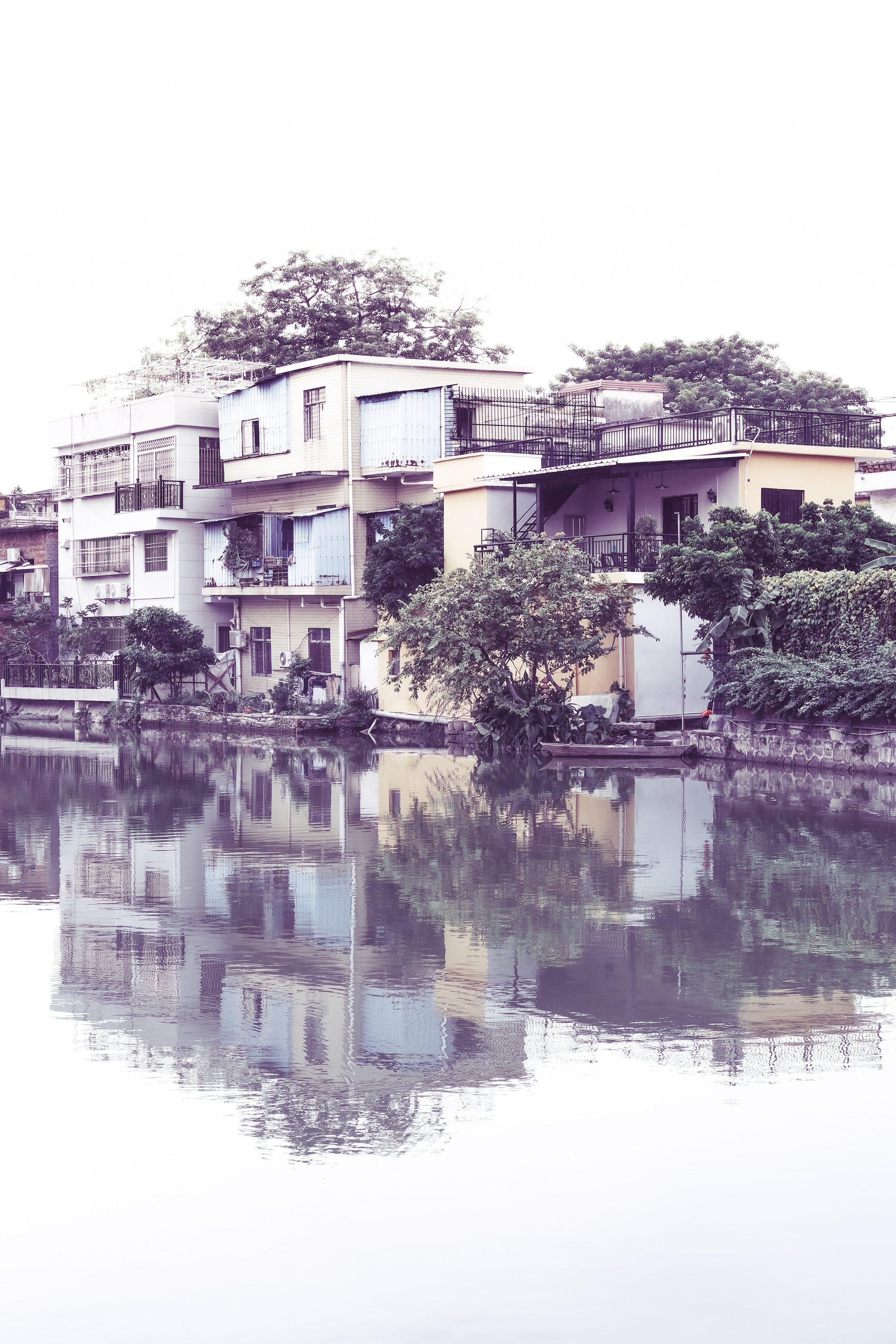 Water reflection | Shunde City | Foshan City | Guangdong Province | Street Photography by YuKo | Lunjiao 678 Wenhua Chuangyi Street | 水中倒影| 顺德市| 佛山市 | 广东省 | YuKo 的街头摄影 | 伦教文化创意街678号 | 相机:FUJIFILM X-Pro3 35mm F2.0