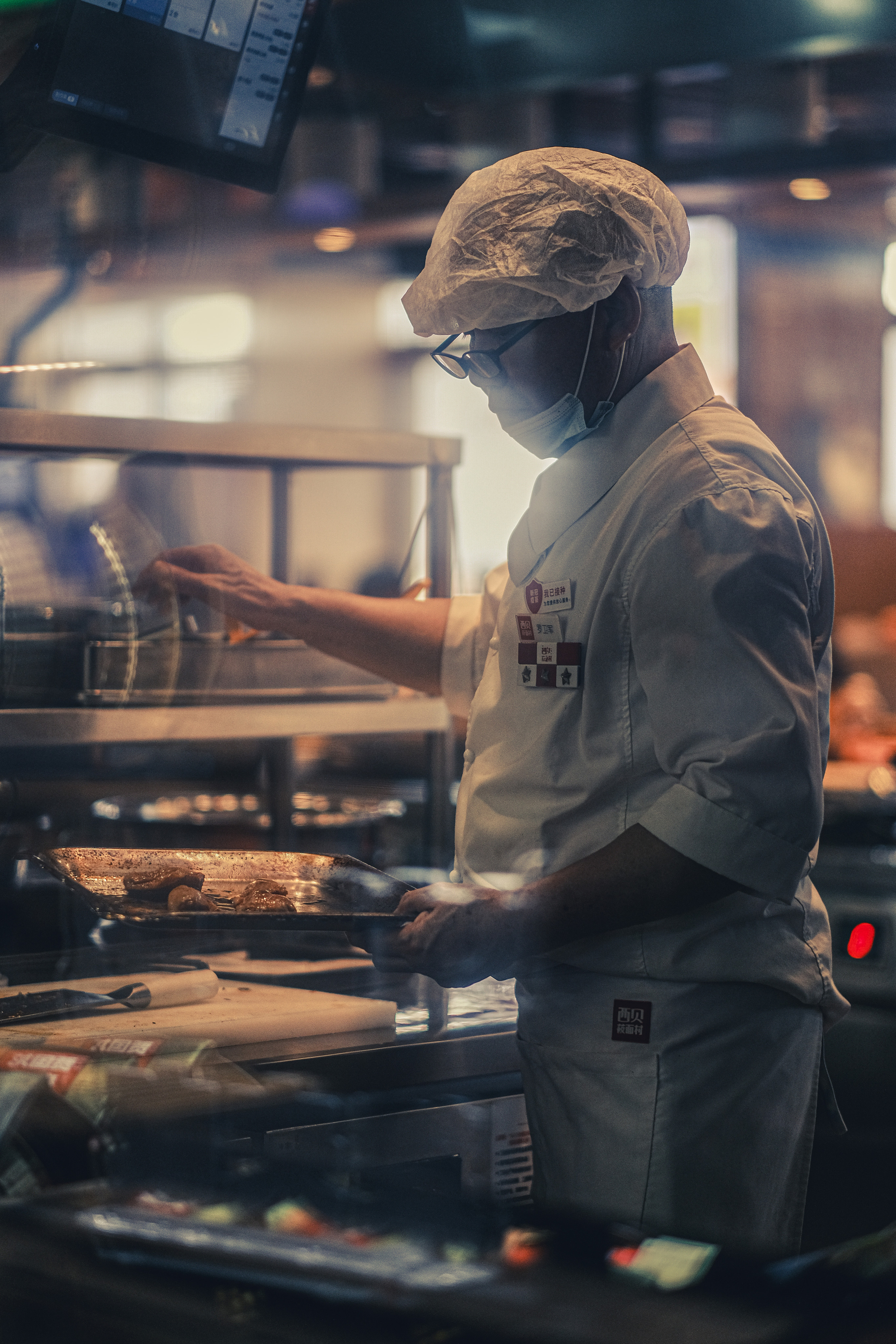 Chinese Restaurant in Zhuhai| Food preparation and serving | Zhuhai City | China. Camera: FUJIFILM X-Pro3 56mm F1.2