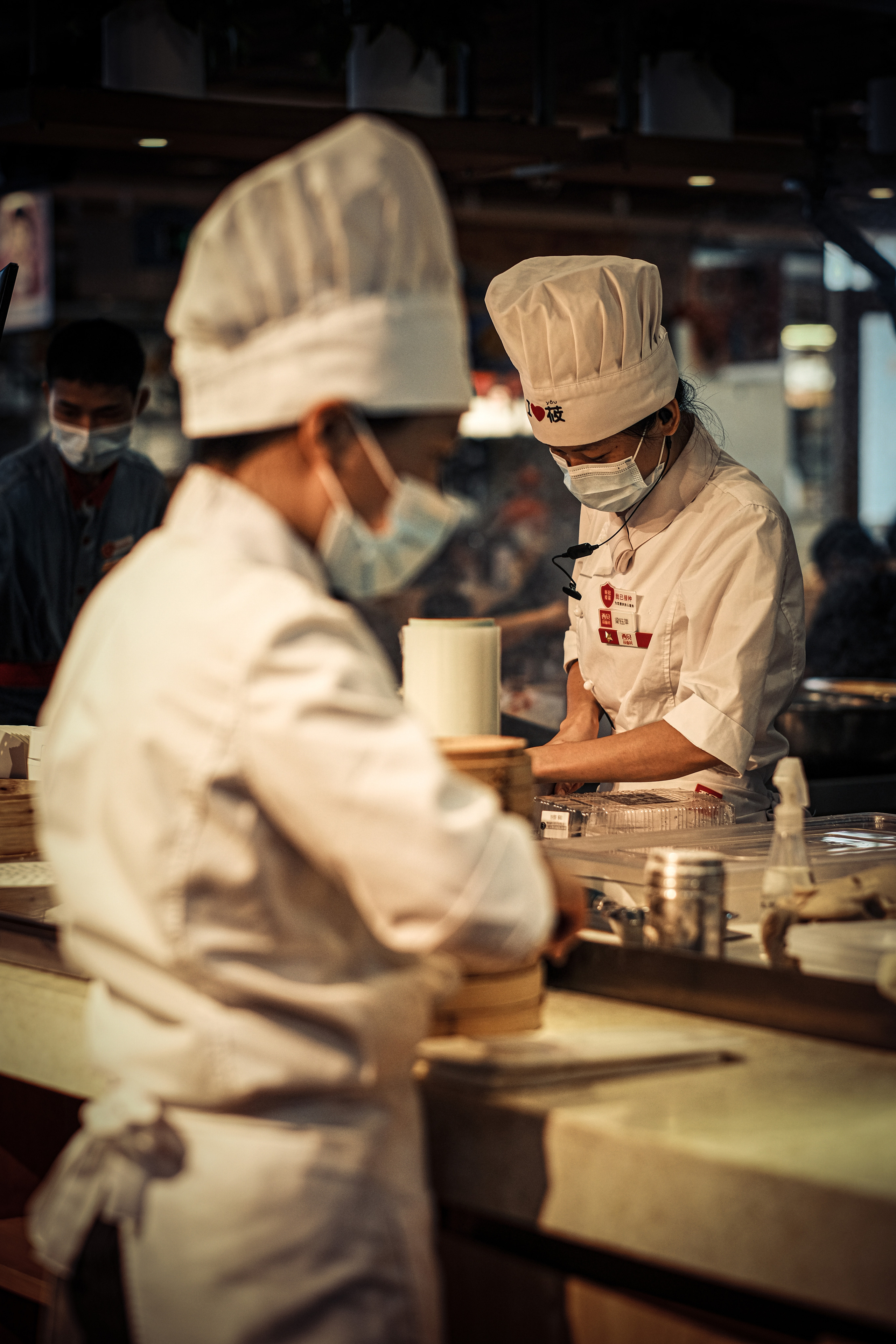 Cooking food by chefs in a restaurant in Zhuhai | Zhuhai City | China. Camera: FUJIFILM X-Pro3 56mm F1.2 | 珠海某餐厅大厨烹制美食 | 珠海市 | 中国。