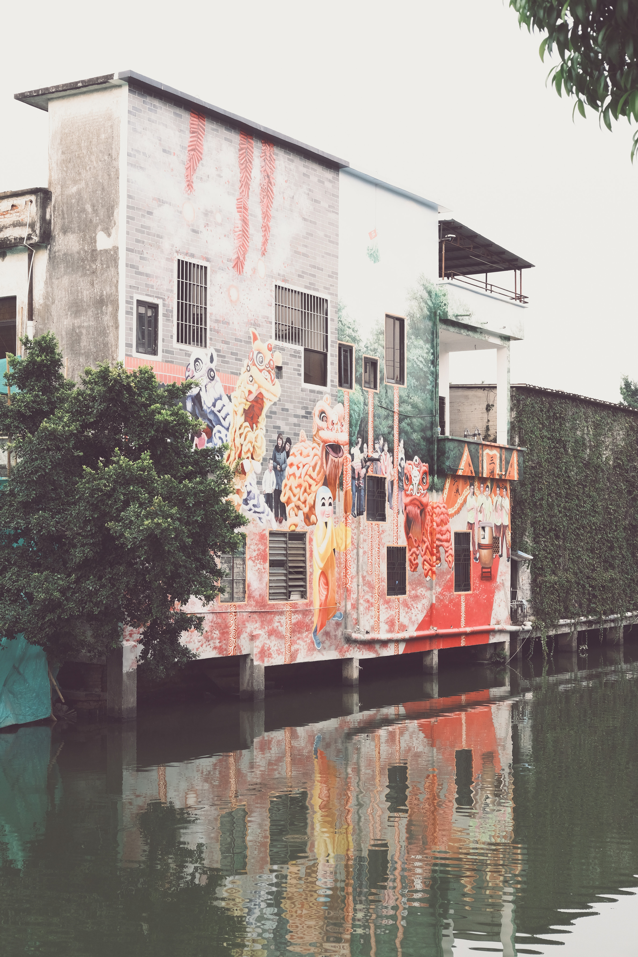 Abandoned houses | Reflection | Street Photography Shunde | Lunjiao 678 Wenhua Chuangyi Street | Camera: FUJIFILM X-Pro3 35mm F2.0 废弃的房子 | 窗口 | 街拍顺德 | 伦教文化创意街678号