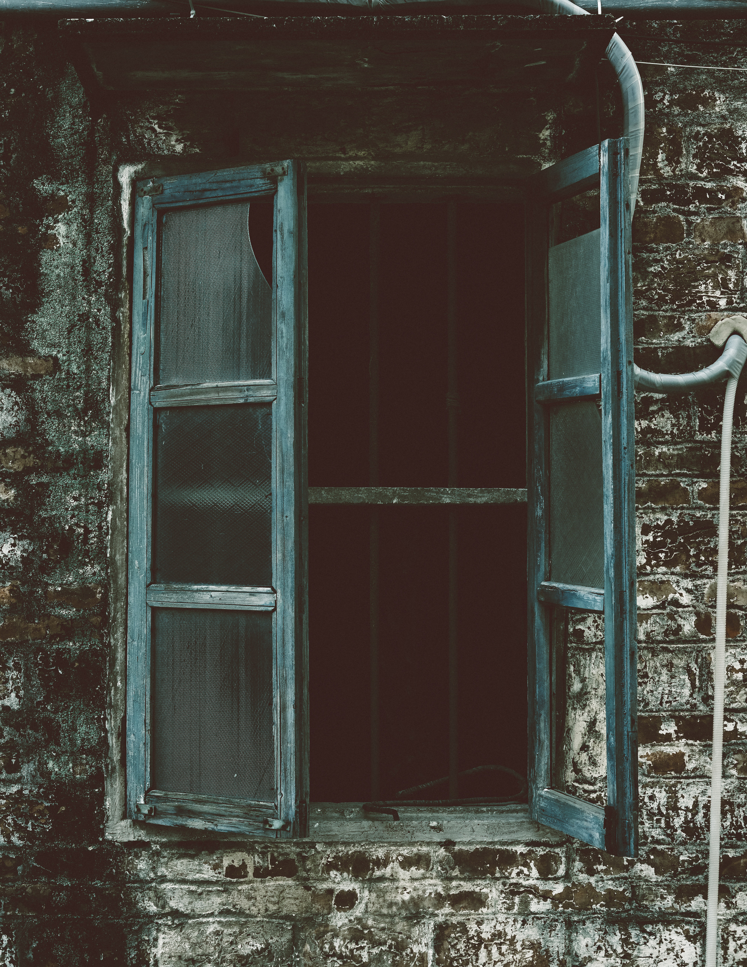 Abandoned houses | Window | Street Photography Shunde | Lunjiao 678 Wenhua Chuangyi Street | Camera: FUJIFILM X-Pro3 35mm F2.0 废弃的房子 | 窗口 | 街拍顺德 | 伦教文化创意街678号
