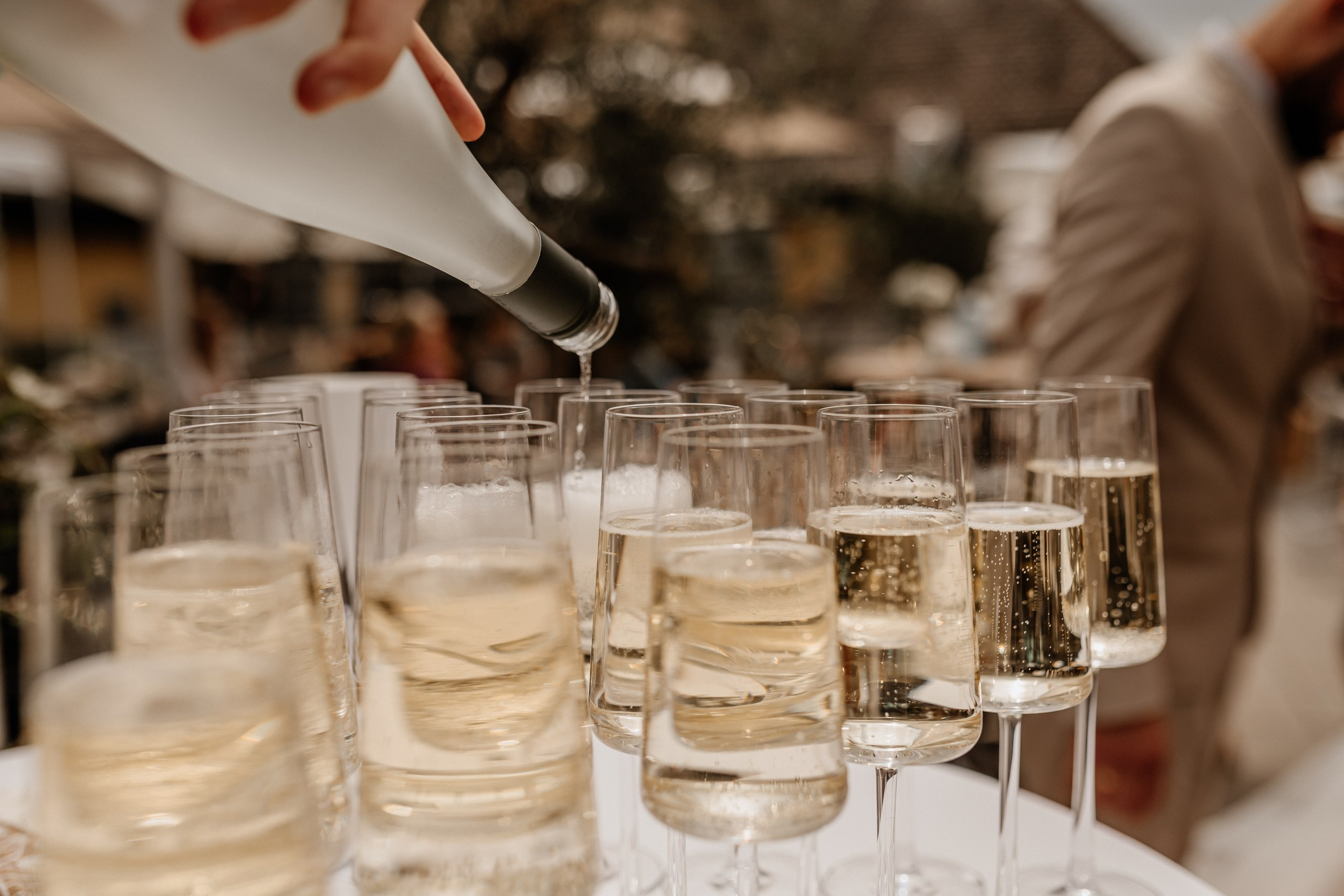 Brautpaar stößt mit Sektgläsern auf ihre Hochzeit in Würzburg an