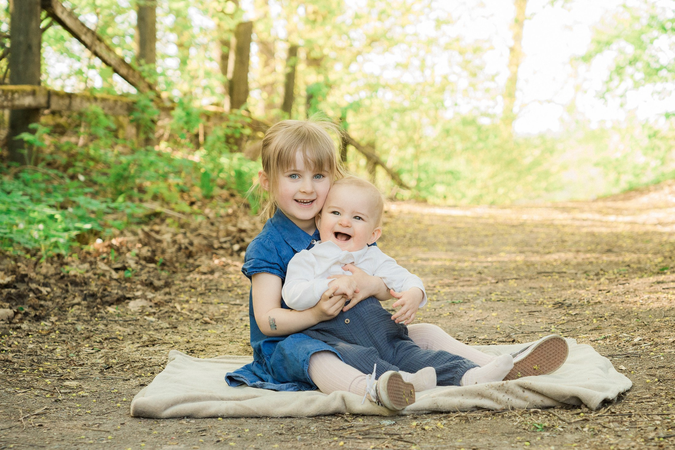Lapsi- ja perhekuvaus aurinkoisena päivänä Espoossa