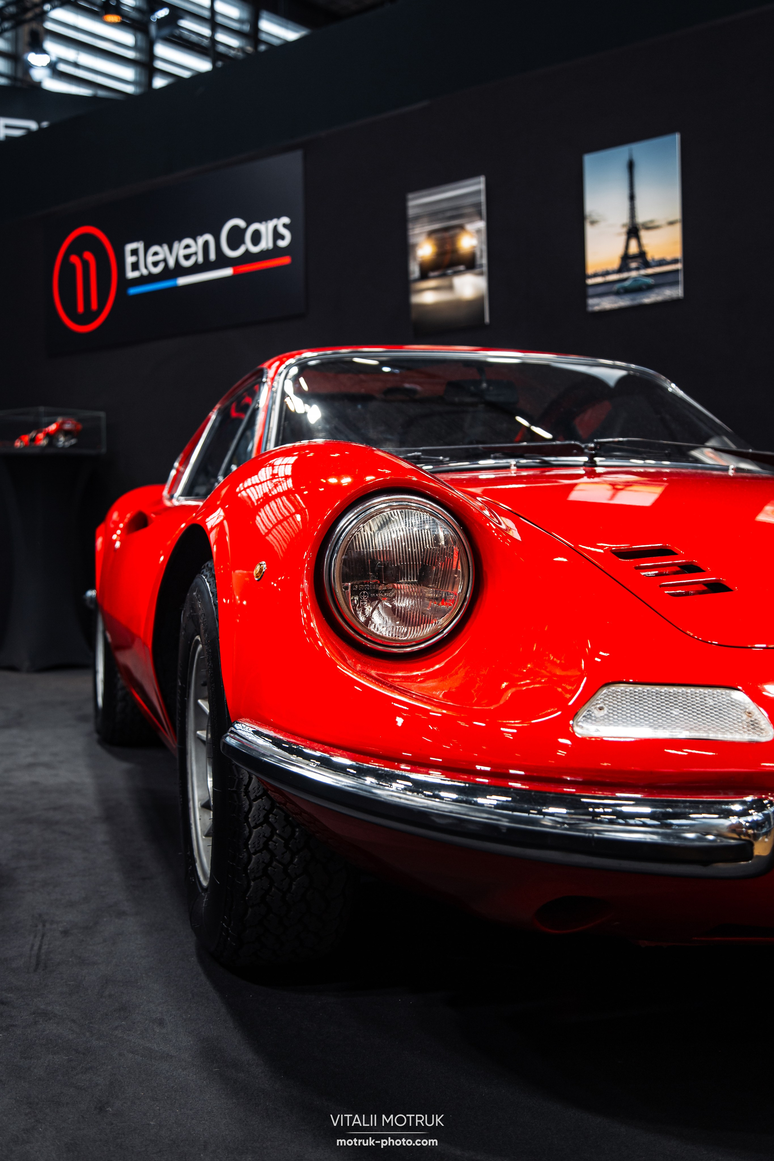 Retromobile 2023. Photographe de voitures à Paris — Vitalii Motruk