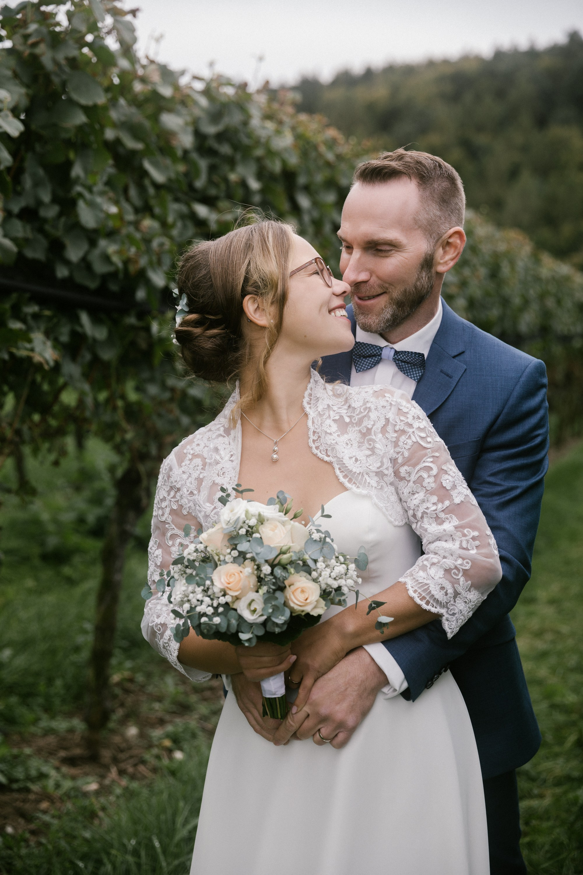 Romantische Umarmung des Hochzeitspaars in den Markdorfer Weinbergen