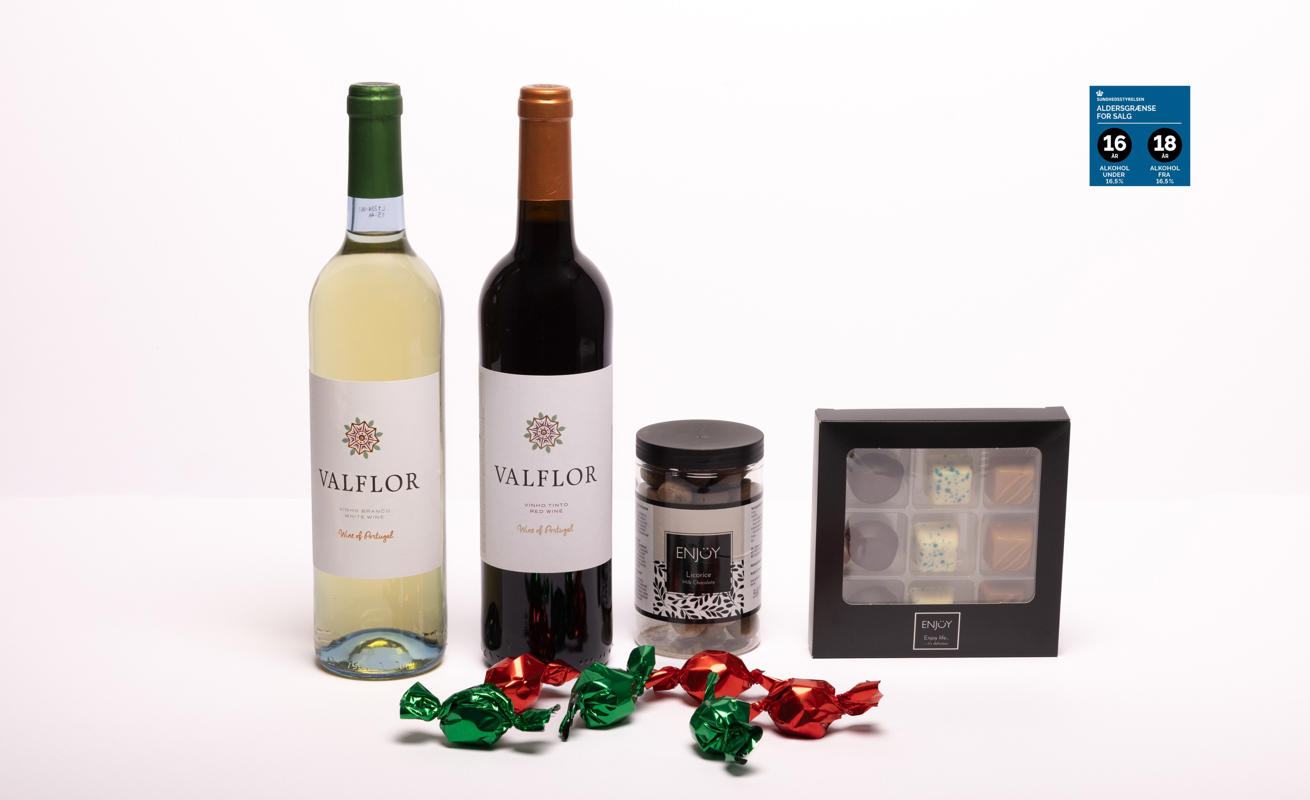 Send en dejlig hilsen, med denne gavekurv. Hvidvin - Valflor, Branco, Rødvin - Valflor, Tinto, Enjoy dessertchokolade, Enjoy chokolade lakrids og Enjoy chokoladekugle. Alle herlighederne pakkes fint i en gavekurv.