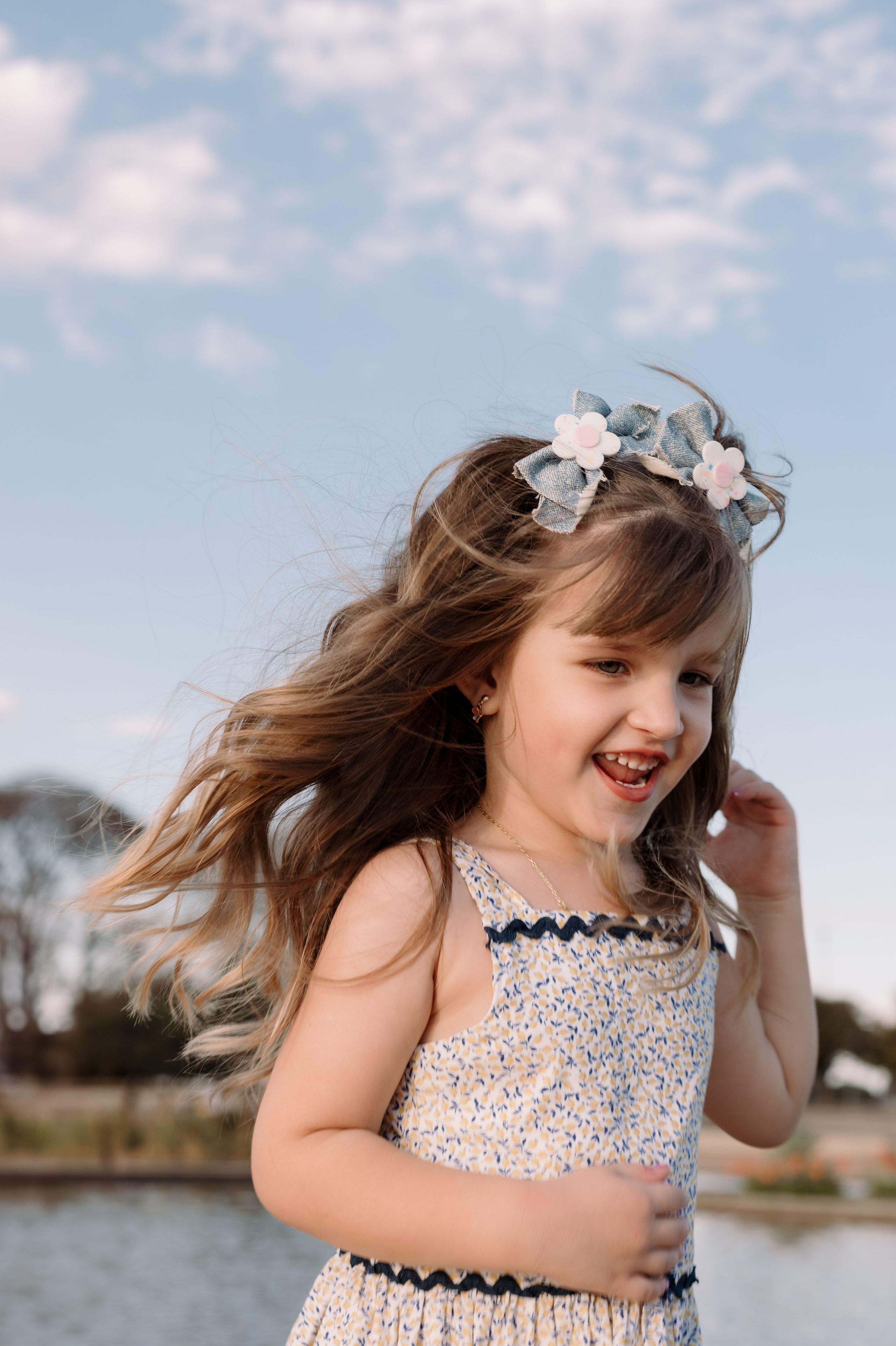 Criança correndo na praça durante ensaio espontâneo