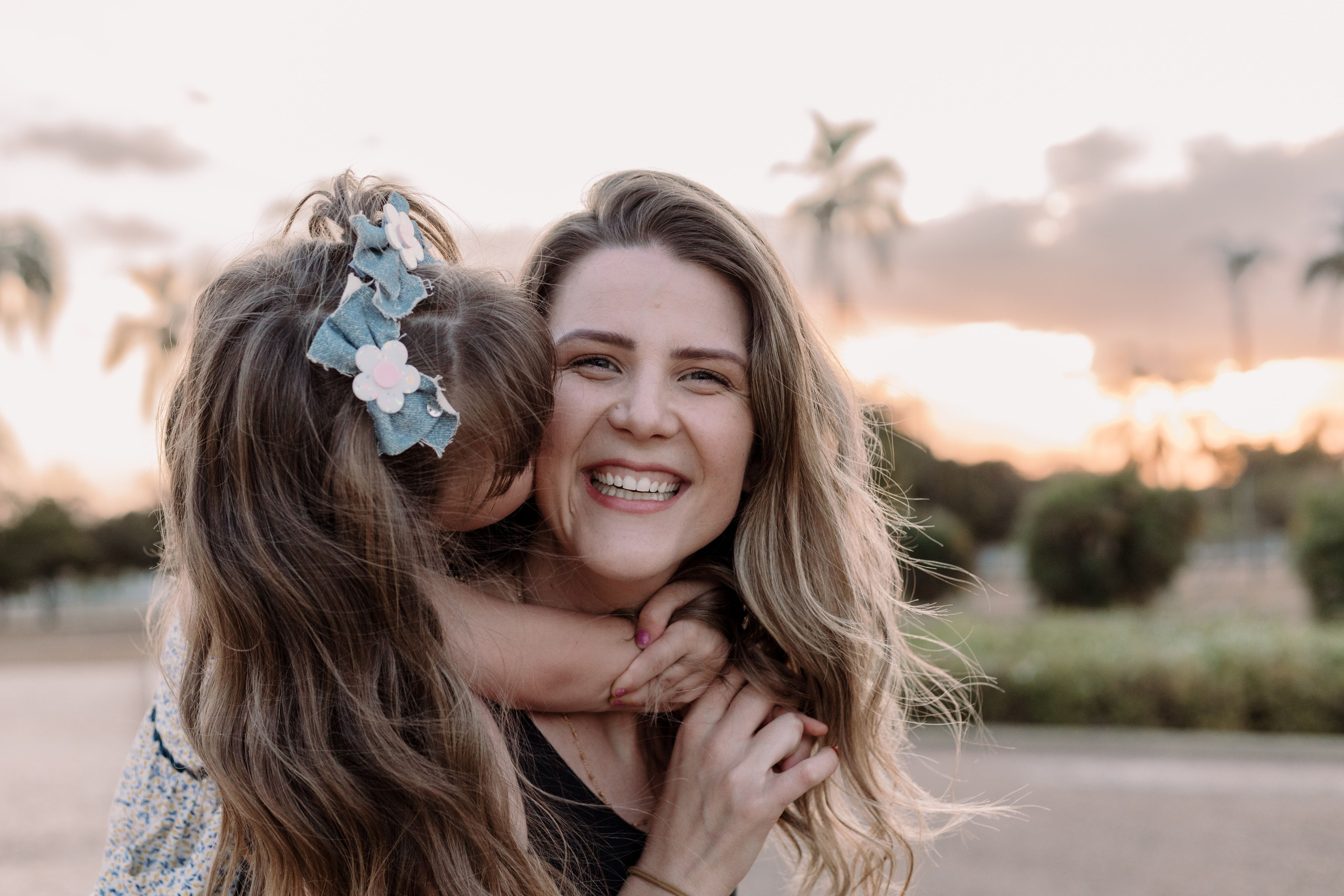 Criança interagindo com a mãe no ensaio