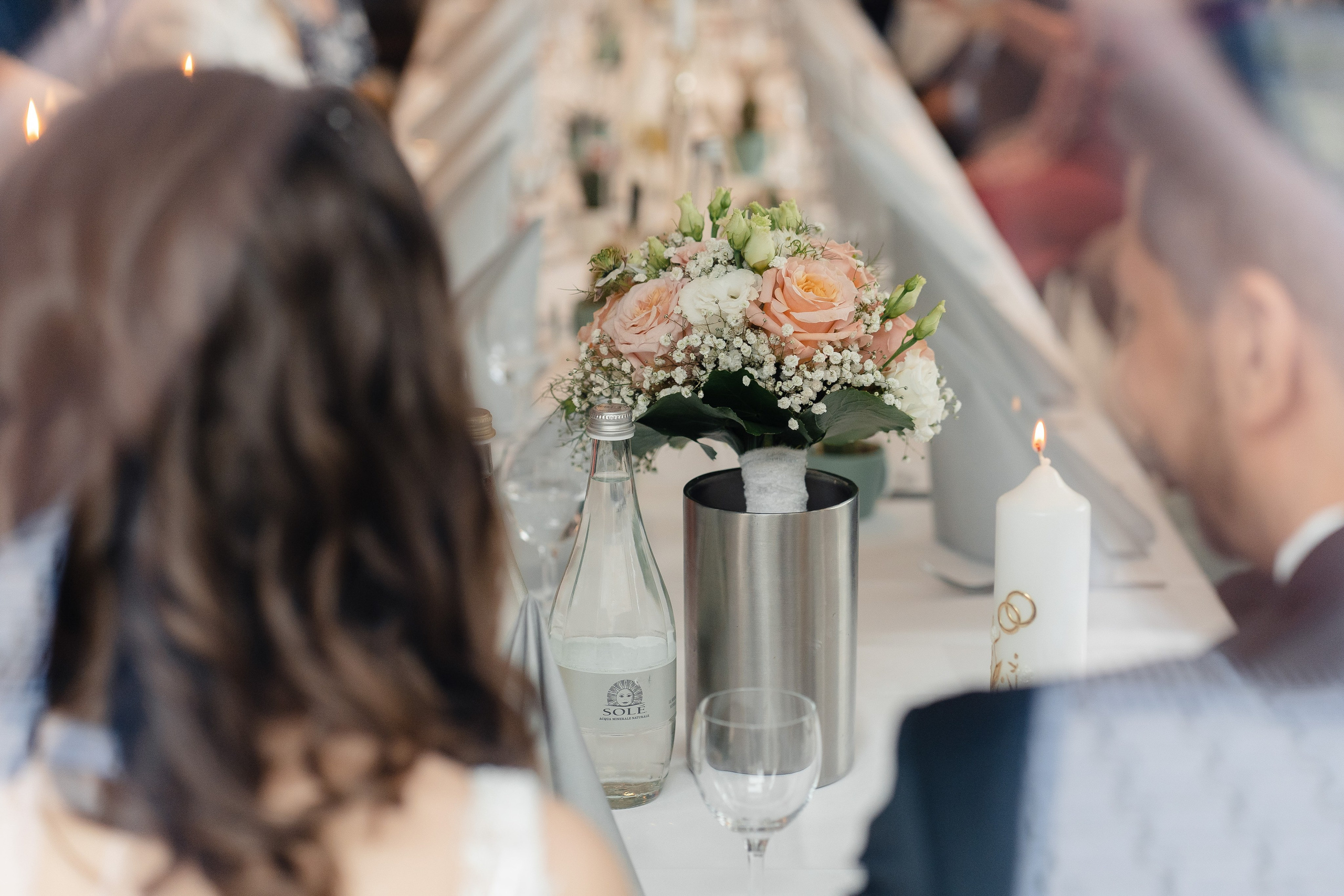 Blumenarrangement auf der festlich dekorierten Hochzeitstafel