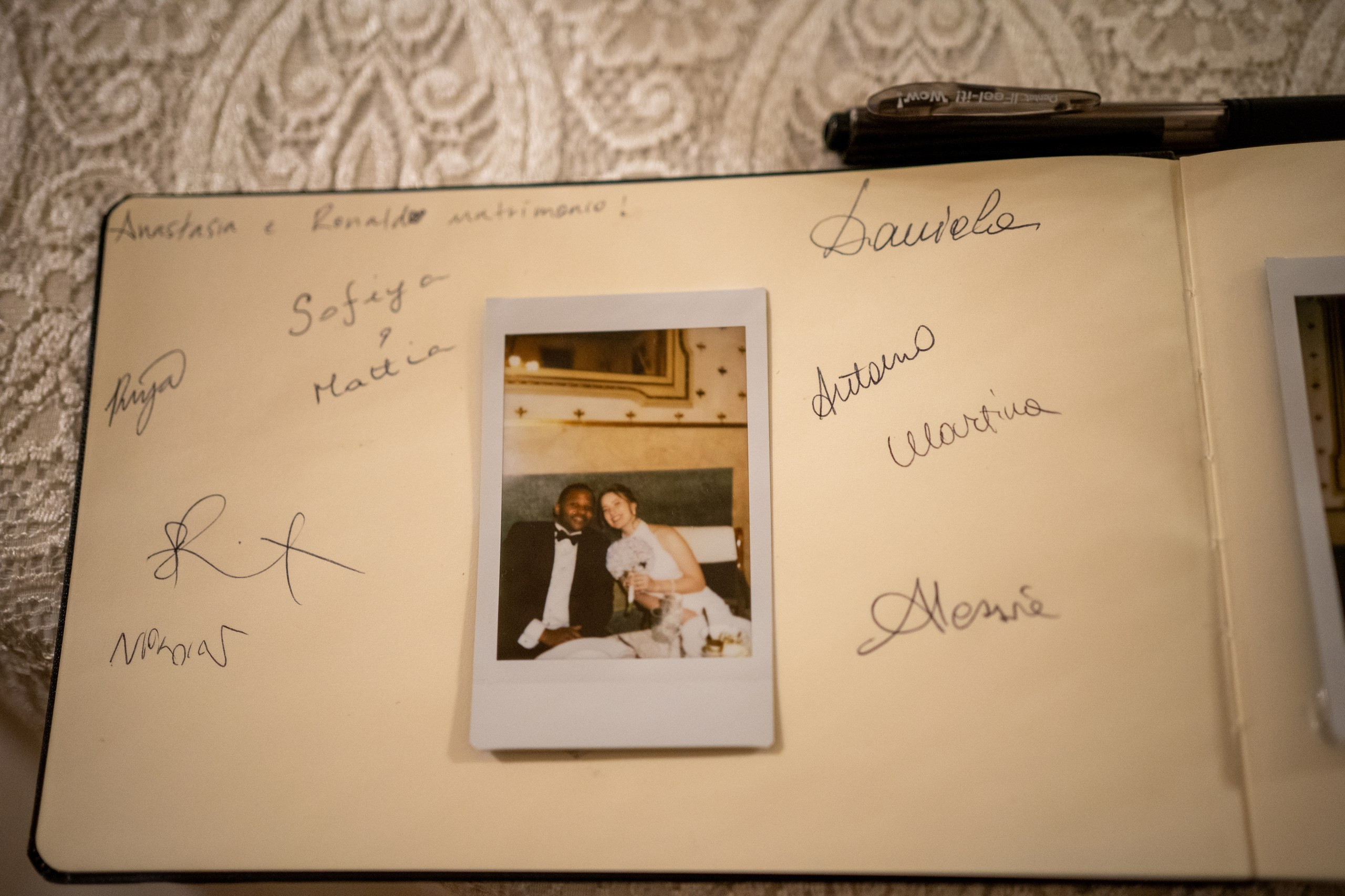 Wedding at Caffè Pedrocchi, Padua. El Velo Blanco I Wedding Photographers