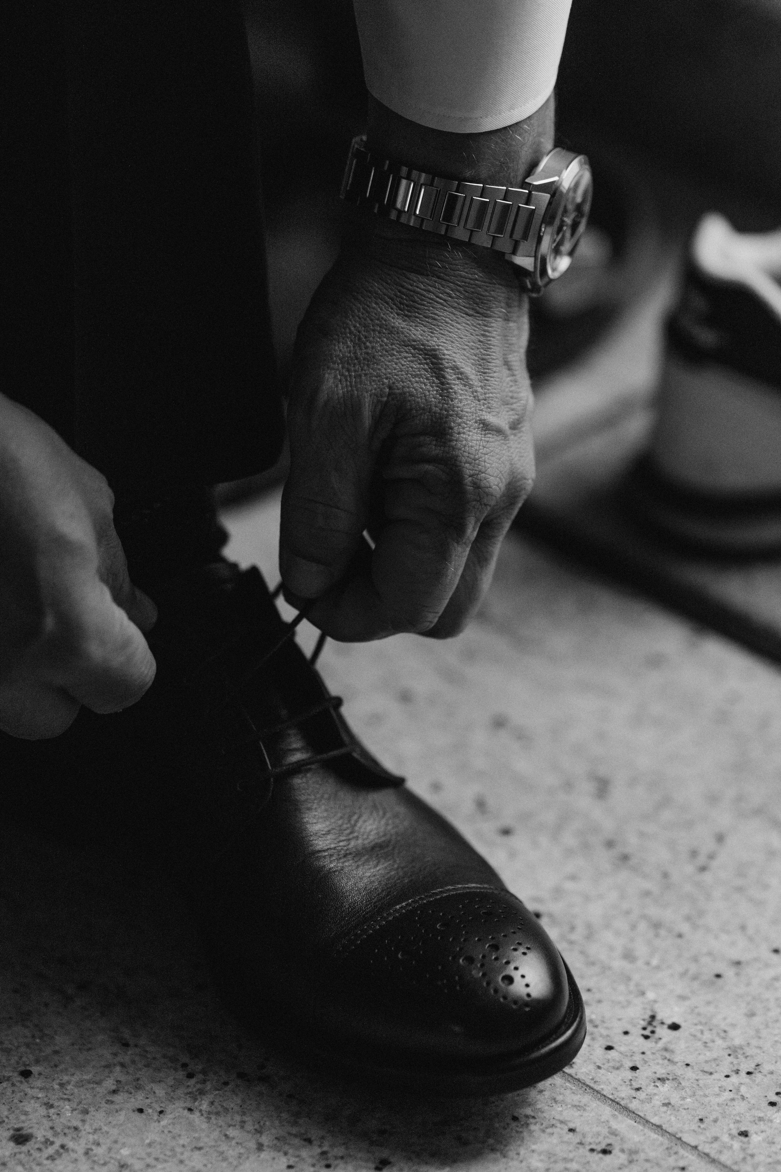 Bräutigam zieht seine schuhe an