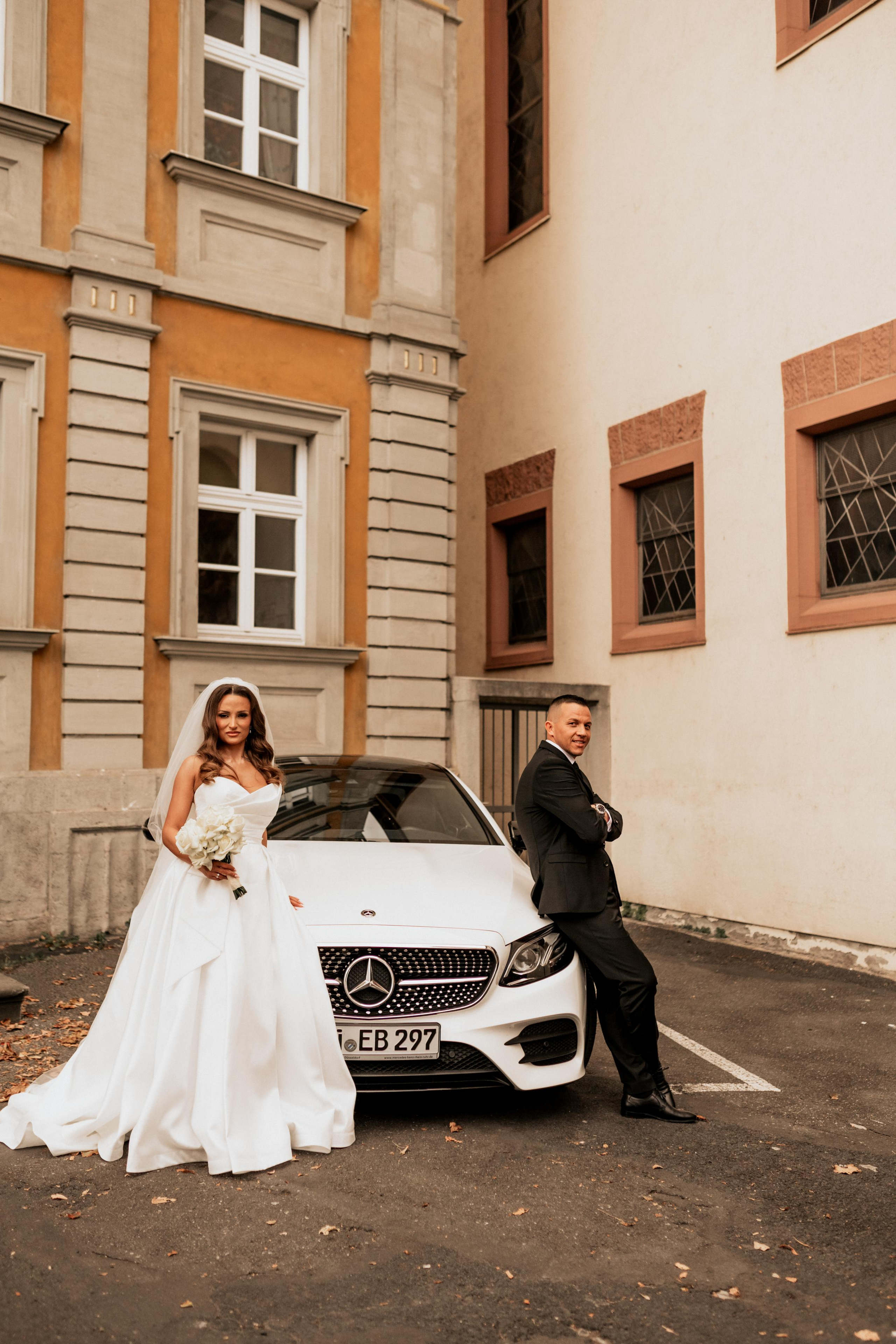 Glückliches Brautpaar nach der Trauung – Hochzeitsfotografin Würzburg fängt emotionale Momente ein