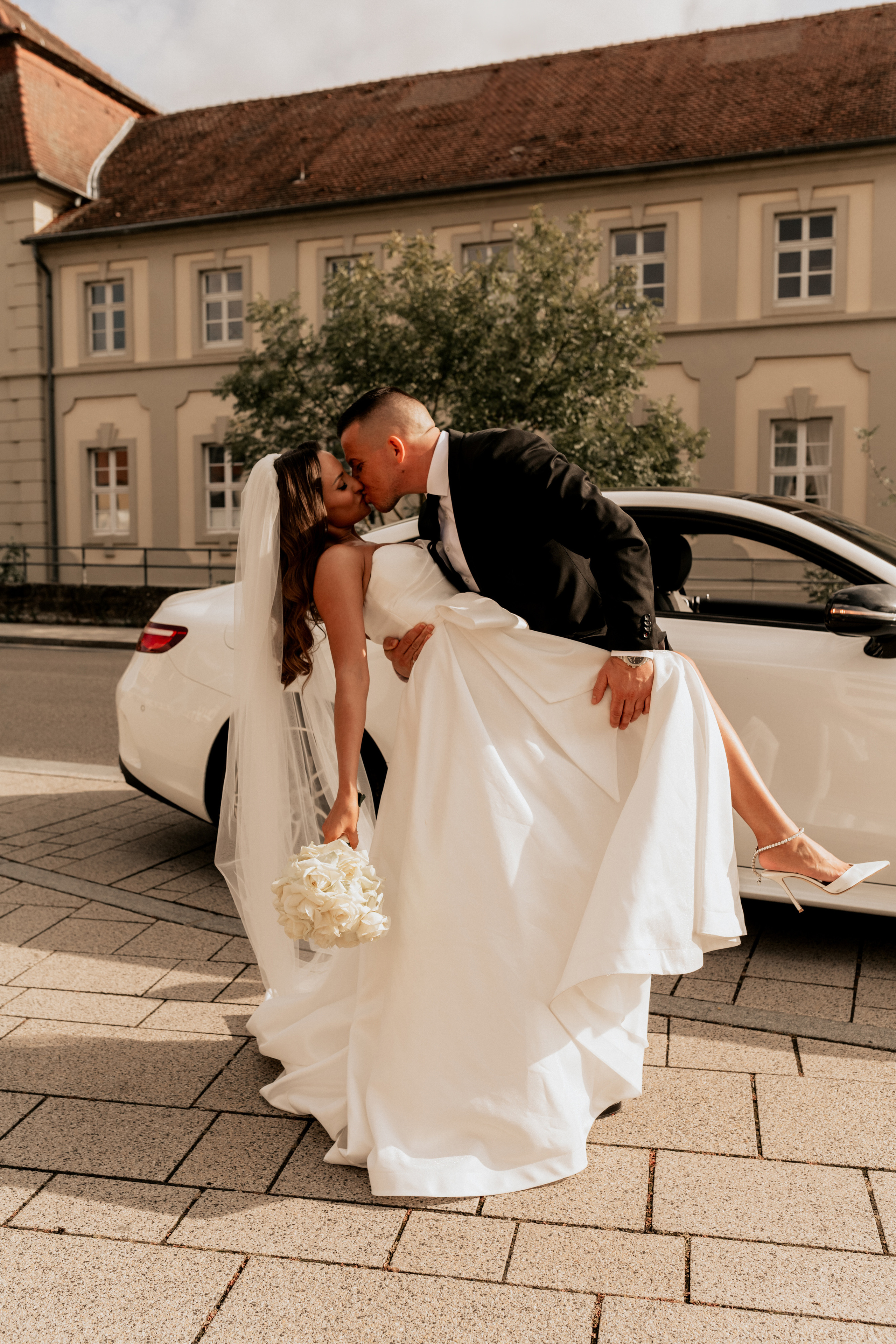 Brautpaar verabschiedet sich im Oldtimer – Nostalgische Hochzeitsbilder mit Charme