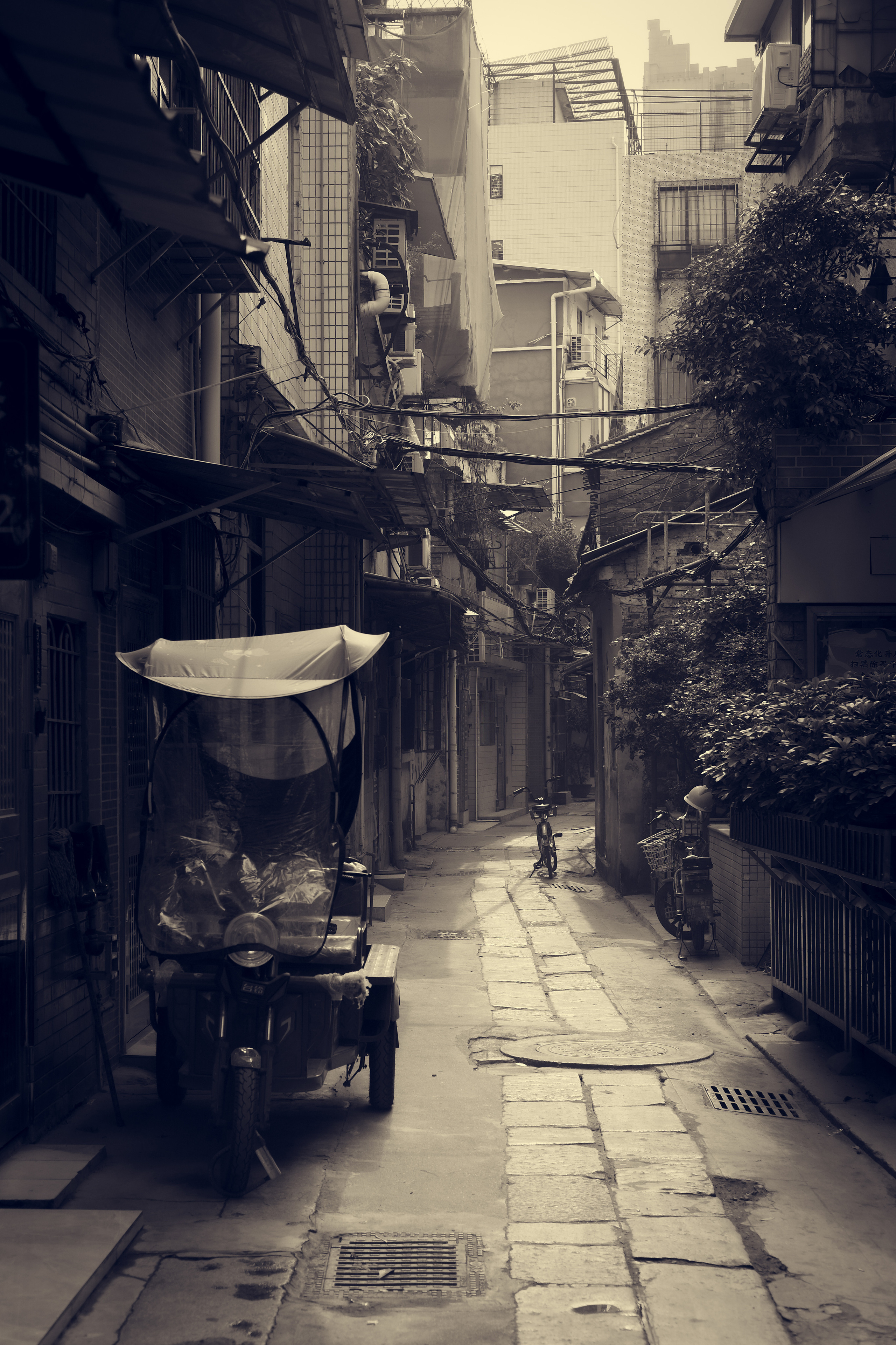 China Town in Monochrome | Chinese streets in Chinatown | China | Camera: FUJIFILM X-Pro3 35mm F2.0 | 广州