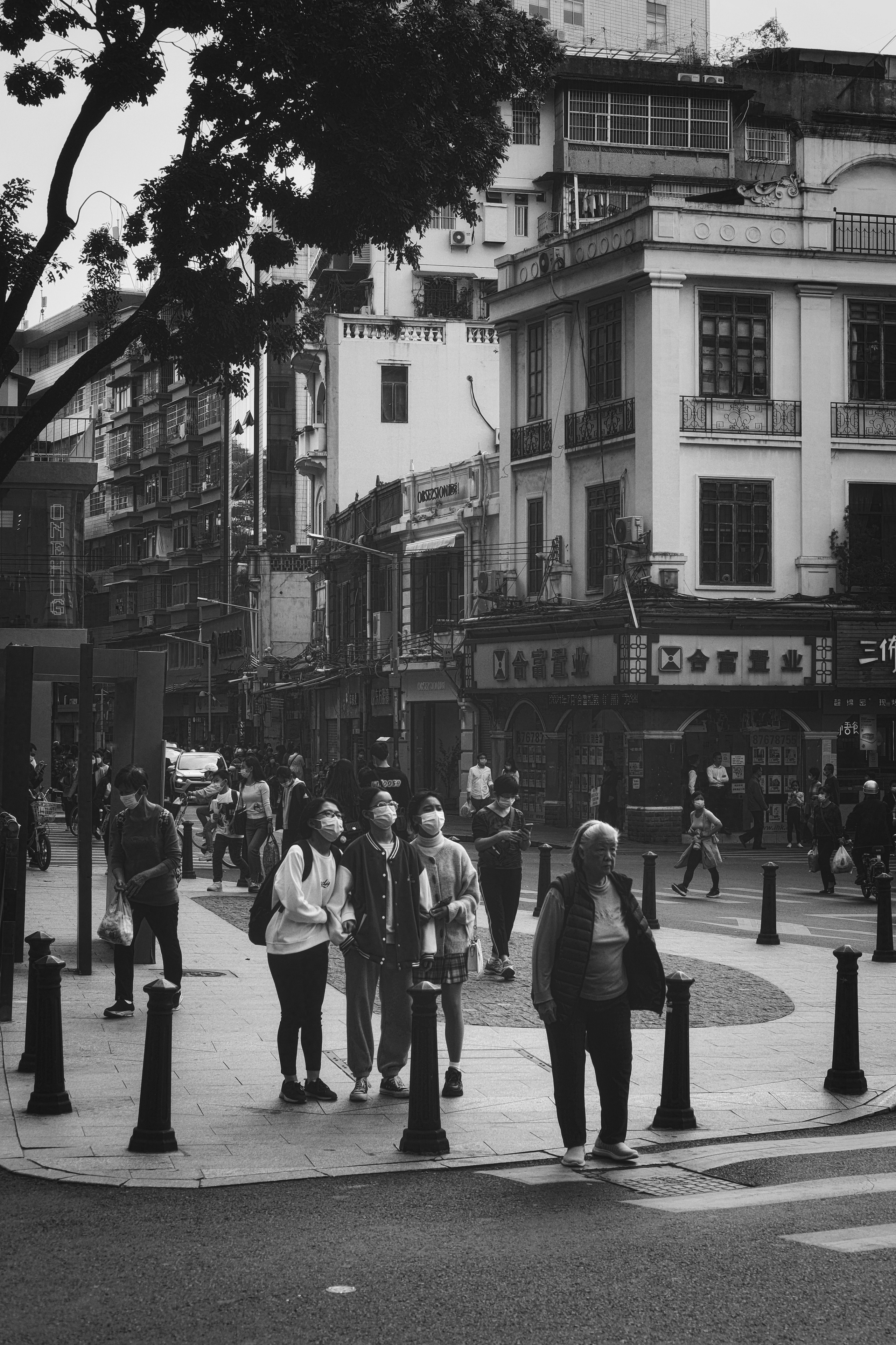 Guangzhou Street | Black and White Street in China | Candid Photography China | Camera: FUJIFILM X-Pro3 35mm F2.0 | 广州