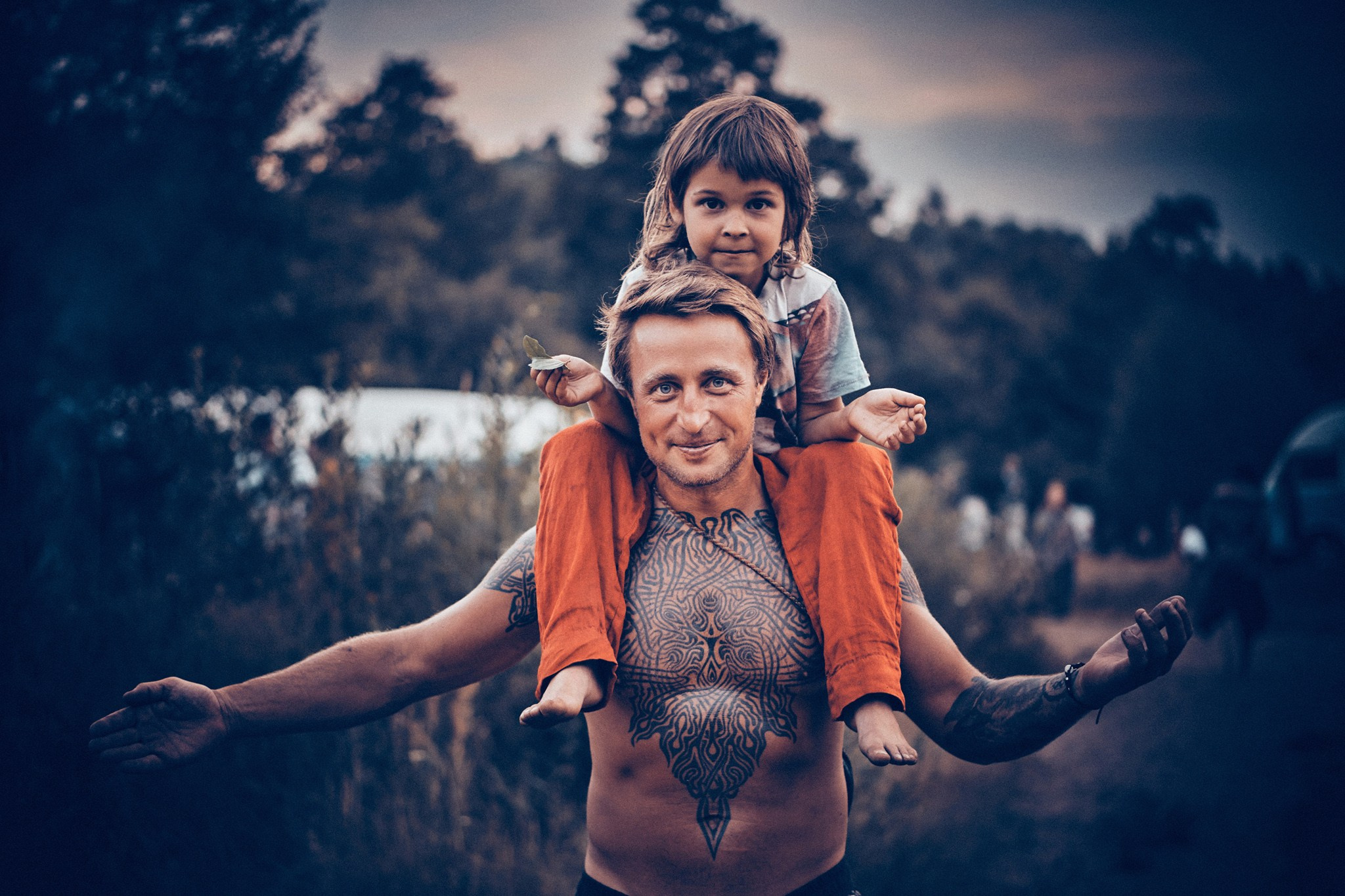 Portrety Ludzi, zrobione na Festiwalach Świadomościowych i Muzycznych: Dharma, ZIELONE KRĘGI, Wibracje, FRUŃ, Organic, Turkusowa Wyspa. Andriej Szypilow - Fotografia & Wideografia