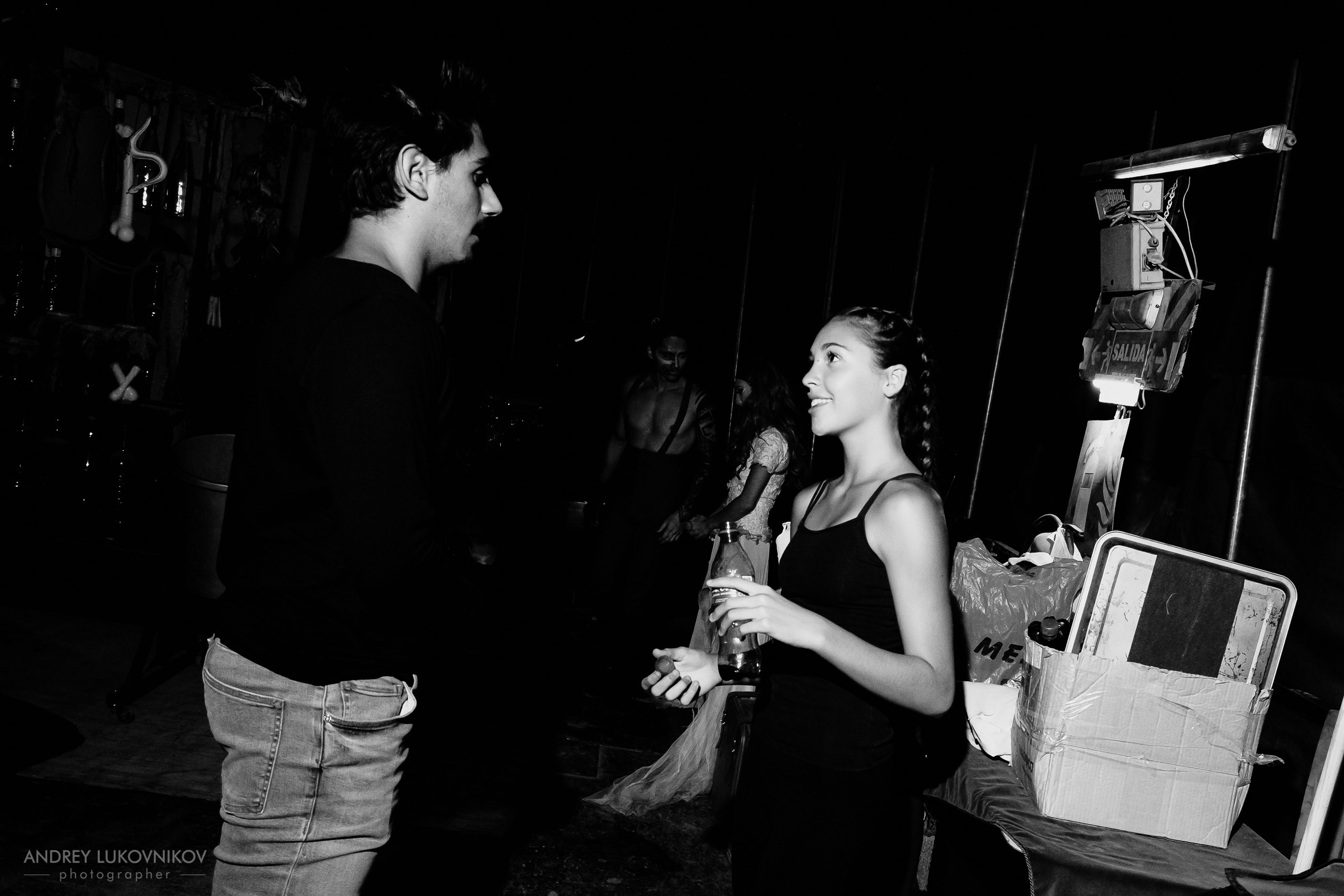 Sesión de fotos entre bastidores en El Circo Encantado: la vida de los artistas tras bambalinas