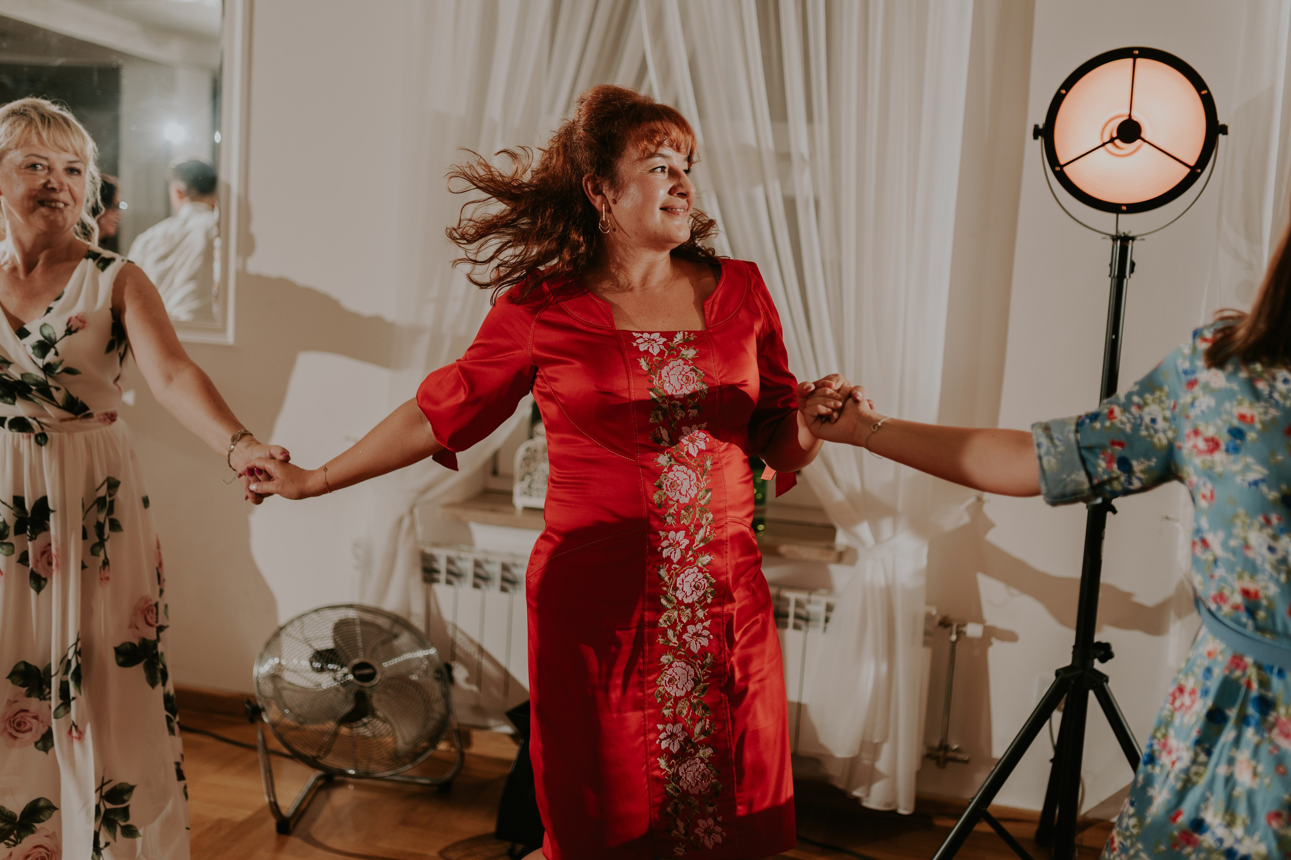 Dwór Wierzbno: plenerowy ślub pod wierzbą. Karkowskafoto - fotografia miłości