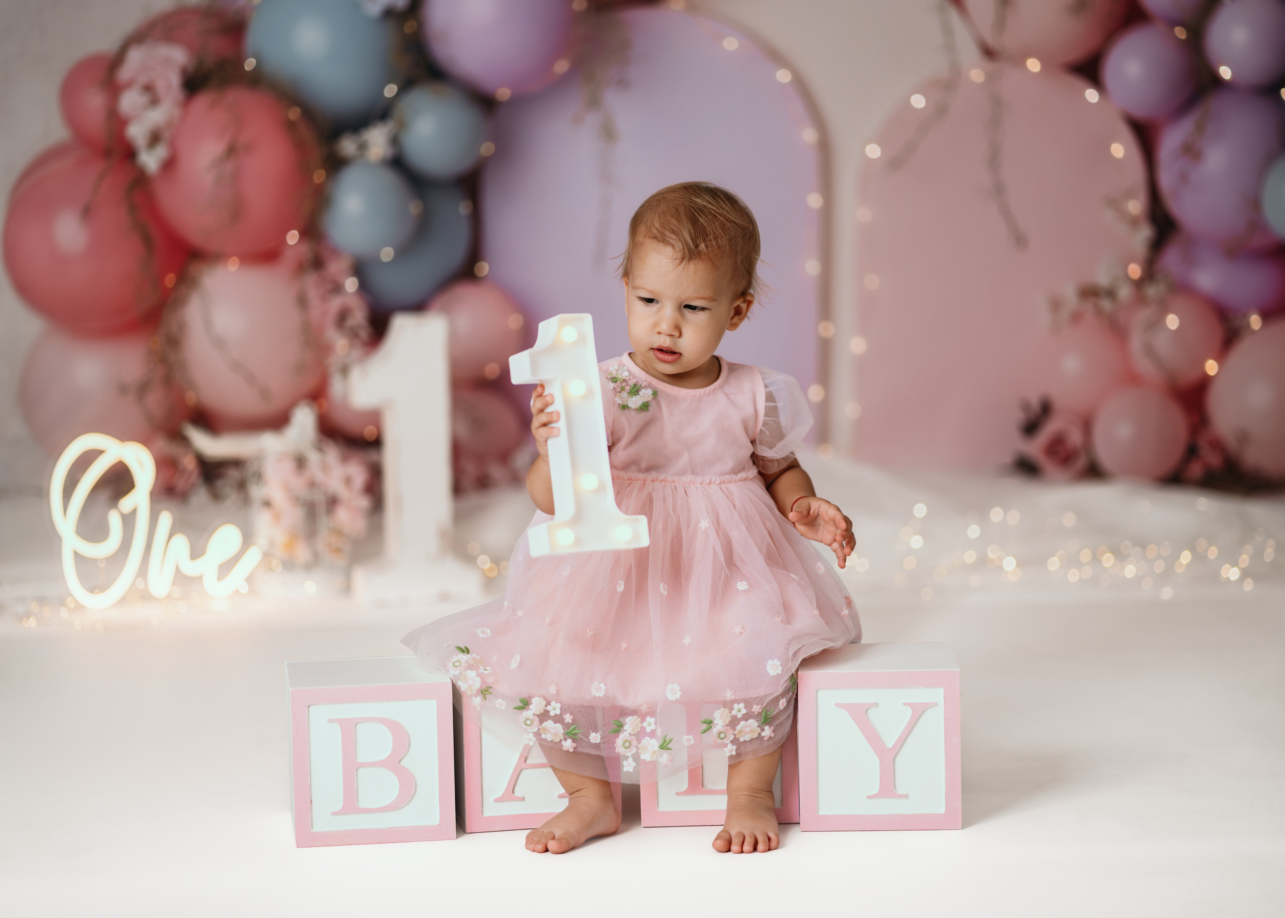 Fotografisanje prvog rođendana sa tortom u neutralnoj pastelnoj temi