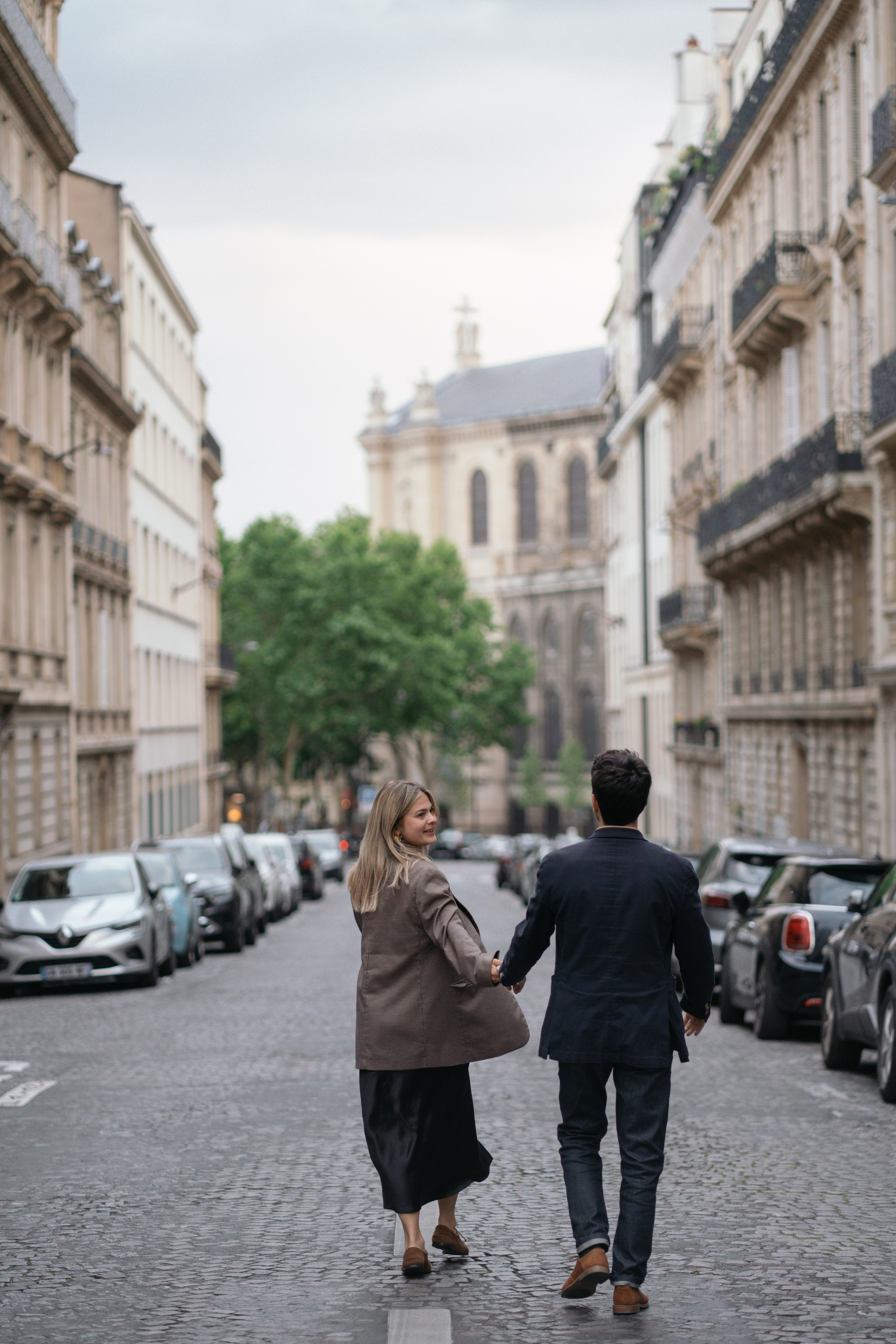 пара на улицах Париже без туристических локаций