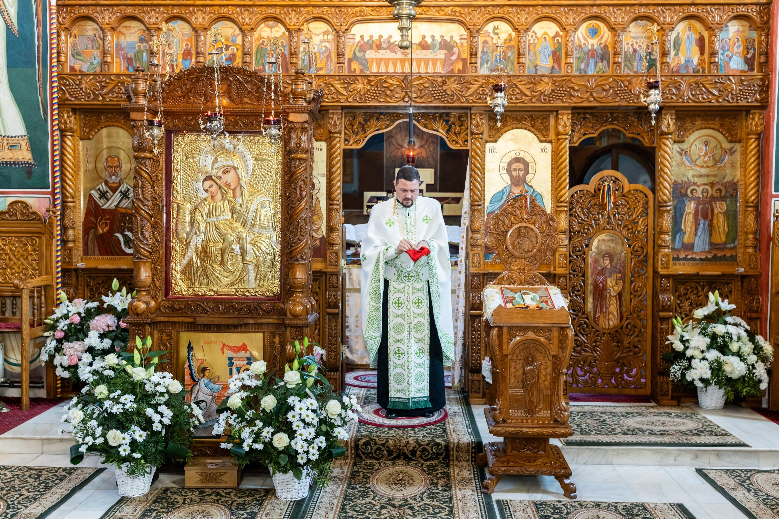 - Preotul ținându-l pe micuțul Mathias Gabriel la botez, în biserica Înălțarea Domnului, Copălău  - Detalii de la botezul lui Mathias – lumânare, trusou și icoană  - Familia lui Mathias Gabriel alături de micuț, în ziua botezului  - Portret emoționant cu mama și bebelușul în brațe, în biserică,fotograf profesionist evenimente Botoșani, Iași, Suceava, Fălticeni, Bacău, Pașcani, Roman - AlinoFotoStudio by Alin Chirilă - servicii foto nuntă, botez, cununie, ședințe foto creative, albume personalizate, fotografii emoționante și calitative pentru cele mai importante momente din viață,fotograf nuntă Botoșani Alin Chirilă,  ședință foto botez Iași - AlinoFotoStudio,  servicii fotograf profesionist evenimente Suceava,  fotograf cununie civilă Fălticeni - Alin Chirilă,  album foto nuntă personalizat Bacău.“Bebeluș botezat în biserică, ținut în brațe de nași”	•	“Detaliu cu lumânarea de botez decorată cu flori albe”	•	“Părinți emoționați alături de copilul lor la ceremonia de botez”	•	“Masa festivă de botez cu decor tematic și tort personalizat”	•	“Momentul în care preotul toarnă apă sfințită pe fruntea bebelușului”	“Bebeluș în rochie albă de botez, zâmbind în brațele mamei”	•	“Detaliu cu cruciulița de botez așezată pe o pernă de satin”	•	“Părinți și nași aprinzând lumânările în timpul ceremoniei de botez”	•	“Tort de botez decorat cu figurine tematice și numele copilului”	•	“Copil botezat dormind liniștit în pătuțul decorat festiv”	•	“Momentul în care preotul binecuvântează copilul în fața altarului”	•	“Invitați adunându-se în jurul mesei festive la petrecerea de botez”	•	“Bebeluș ținând în mână o jucărie personalizată primită la botez”	•	“Familie fericită pozând împreună după ceremonia de botez”	•	“Decor tematic cu baloane și flori la locația petrecerii de botez” fotograf Botoșani fotograf evenimente fotograf botez Alin Chirila fotograf alinofotostudio.fotograf botez Amelis Maria, fotografie botez Botoșani, fotograf Alin Chirilă, amintiri botez, fotografii botez, botez Amelis Maria, fotograf copii, fotografie botez în Botoșani,