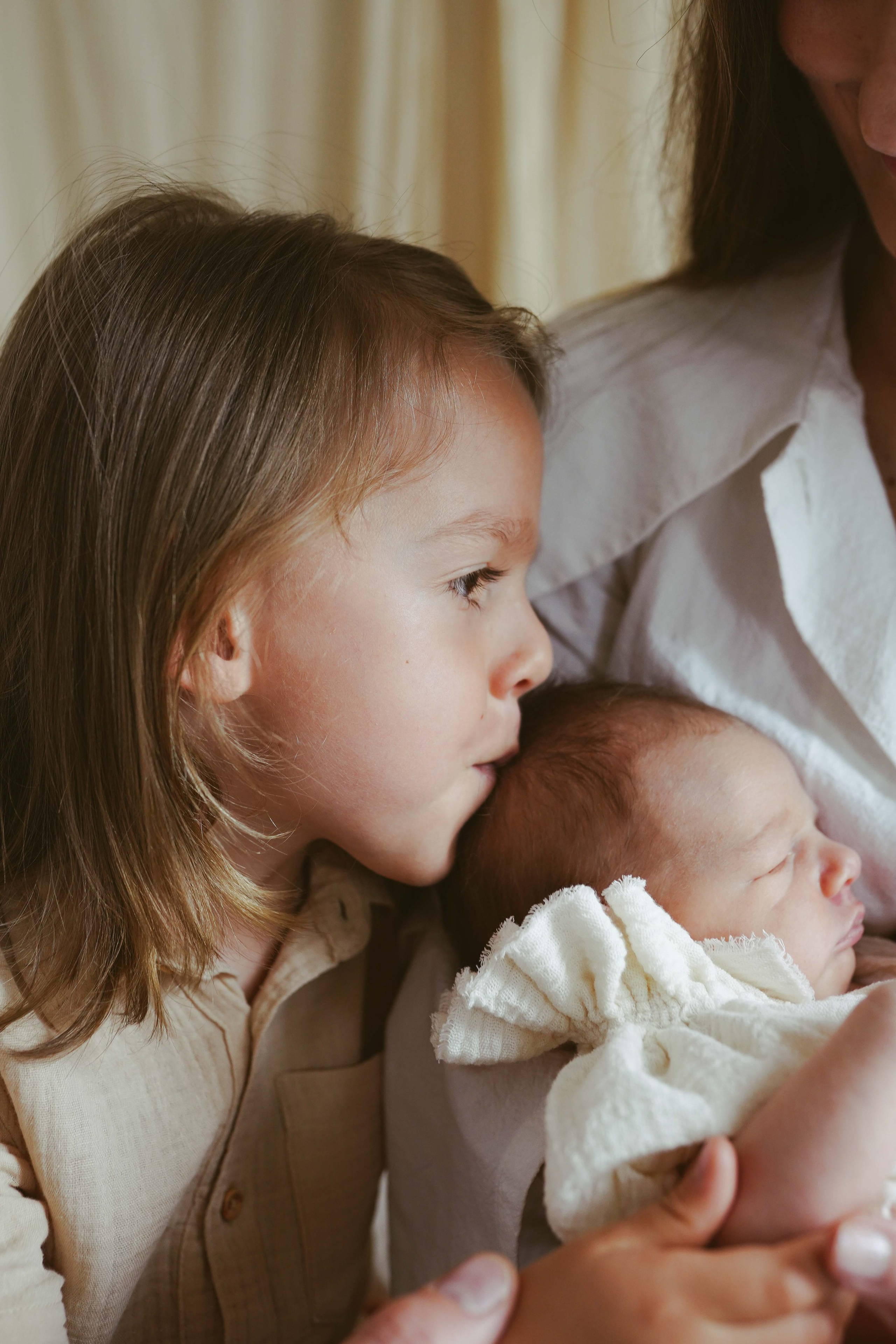 Inspira sesiune foto nou-nascut. Madalina Beda- Artist vizual, fotograf, doula la nastere, consultant babywearing Brasov si in toata tara