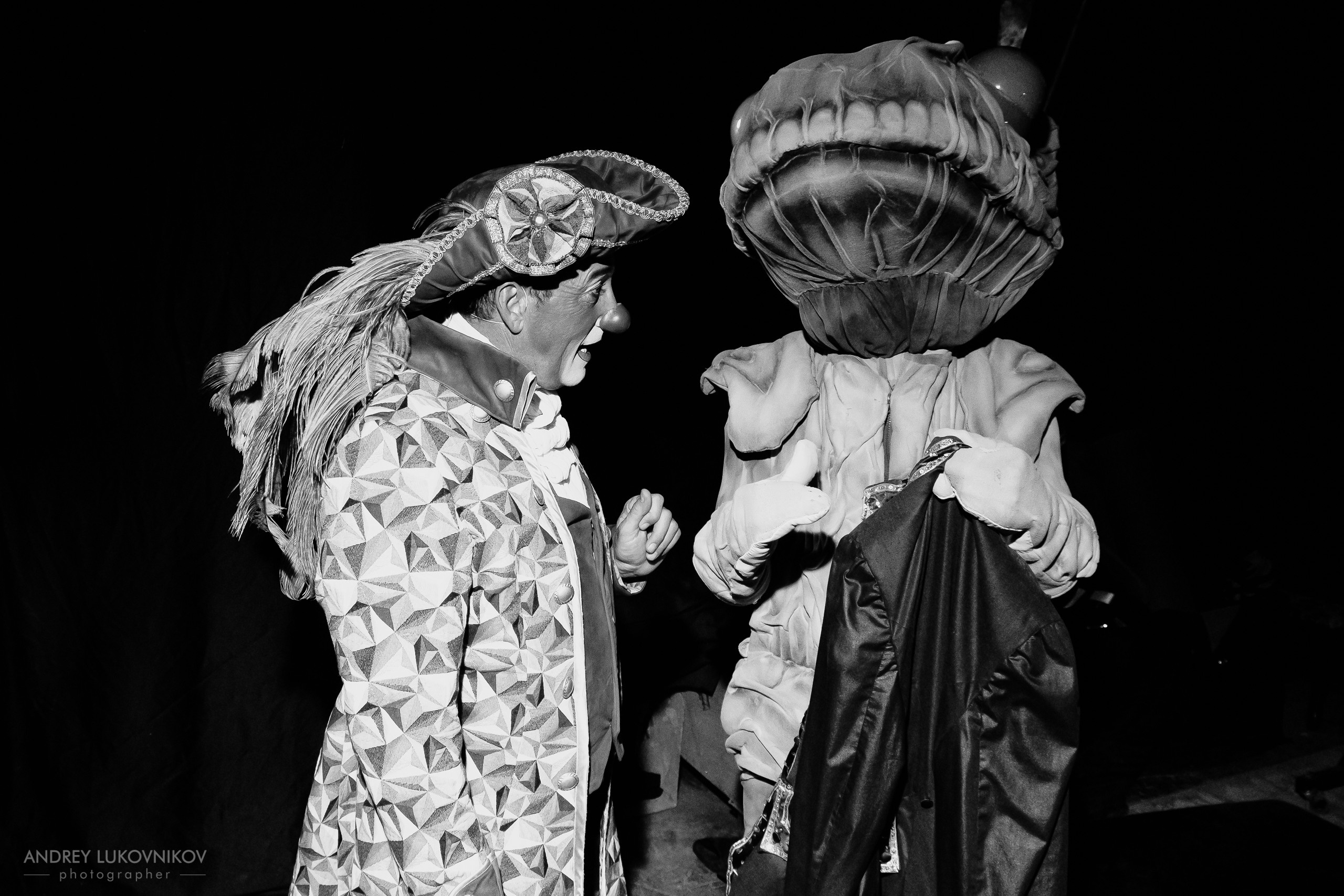 Sesión de fotos entre bastidores en El Circo Encantado: la vida de los artistas tras bambalinas