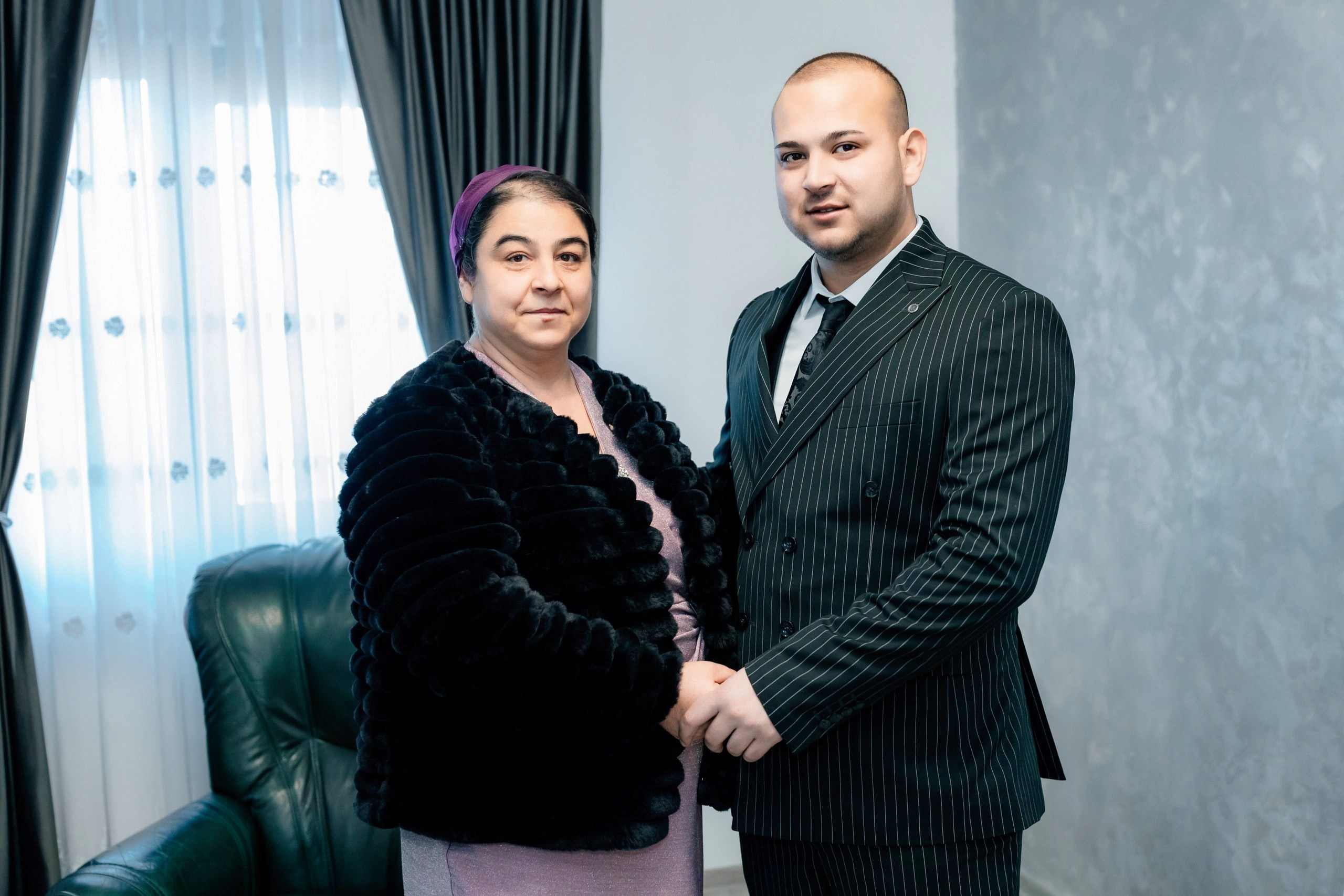 Fotograf nuntă Târgu Neamț – Samuel și Roxana, fotografie autentică realizată de AlinoFotoStudio 2. Fotograf nuntă Iași, Bacău, Suceava și Botoșani – Alin Chirilă surprinzând momente reale de nuntă 3. Fotografie de nuntă cu emoție și credință – AlinoFotoStudio, fotograf povestitor 4. Fotograf profesionist nuntă în Moldova – cadre naturale și pline de emoție 5. Alin Chirilă fotograf nuntă – poveste reală surprinsă prin fotografie 6. Fotograf nuntă cu stil documentar – momente autentice din ziua nunții Pregătiri mireasă acasă – fotografie naturală realizată de Alin Chirilă fotograf nuntă 8. Detalii din ziua nunții – fotograf nuntă Iași și Botoșani, AlinoFotoStudio 9. Emoții din dimineața nunții – fotograf profesionist Moldova 10. Cadre autentice din pregătiri – fotograf nuntă Suceava și Bacău Ceremonie religioasă nuntă – moment emoționant surprins de fotograf Alin Chirilă 12. Nuntă cu valori creștine – fotografie din biserică realizată cu discreție 13. Rugăciune și emoție în ziua nunții – fotograf nuntă Târgu Neamț 14. Legământ în fața lui Dumnezeu – fotografie de nuntă autentică 15. Fotograf nuntă biserică – momente sincere și pline de semnificație Petrecere de nuntă – cadre naturale realizate de AlinoFotoStudio 17. Bucurie și dans la nuntă – fotograf nuntă Iași și împrejurimi 18. Momente autentice de la restaurant – fotograf nuntă Bacău Suceava 19. Atmosferă de nuntă surprinsă discret – Alin Chirilă fotograf -AlinoFotoStudio – fotograf nuntă cu abordare naturală și emoțională 21. Alin Chirilă fotograf – povestitor prin fotografie de nuntă 22. Fotograf nuntă în Moldova – stil documentar și autentic 23. Fotografie de nuntă sinceră și elegantă – AlinoFotoStudio- Fotograf nuntă Iași Bacău Suceava Botoșani – Alin Chirilă AlinoFotoStudio 26. Fotograf nuntă Târgu Neamț și Moldova – fotografie profesională de eveniment 27. Fotograf nuntă cu valori creștine și stil documentar – AlinoFotoStudio - Alin Chirilă – AlinoFotoStudio Fotograf nuntă Iași • Bacău • Suceava • Botoșani - Samuel & Roxana, Târgu Neamț -Momente reale, trăite sincer și păstrate pentru totdeauna.