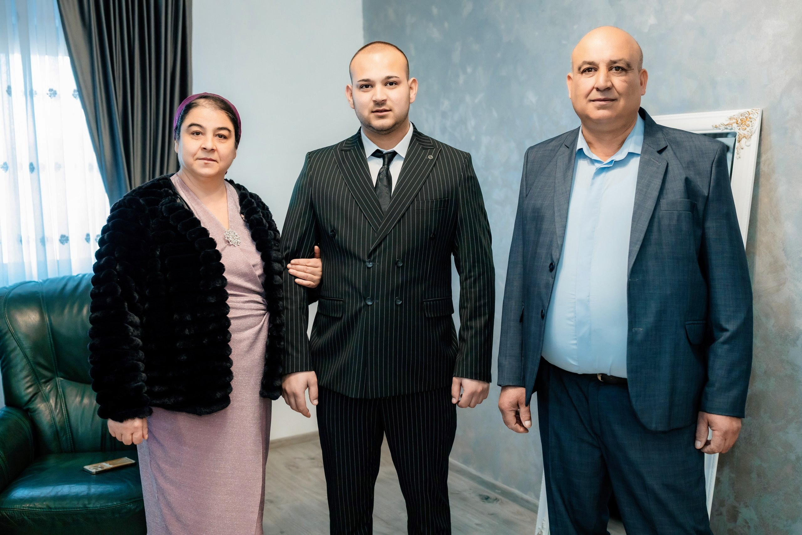 Fotograf nuntă Târgu Neamț – Samuel și Roxana, fotografie autentică realizată de AlinoFotoStudio 2. Fotograf nuntă Iași, Bacău, Suceava și Botoșani – Alin Chirilă surprinzând momente reale de nuntă 3. Fotografie de nuntă cu emoție și credință – AlinoFotoStudio, fotograf povestitor 4. Fotograf profesionist nuntă în Moldova – cadre naturale și pline de emoție 5. Alin Chirilă fotograf nuntă – poveste reală surprinsă prin fotografie 6. Fotograf nuntă cu stil documentar – momente autentice din ziua nunții Pregătiri mireasă acasă – fotografie naturală realizată de Alin Chirilă fotograf nuntă 8. Detalii din ziua nunții – fotograf nuntă Iași și Botoșani, AlinoFotoStudio 9. Emoții din dimineața nunții – fotograf profesionist Moldova 10. Cadre autentice din pregătiri – fotograf nuntă Suceava și Bacău Ceremonie religioasă nuntă – moment emoționant surprins de fotograf Alin Chirilă 12. Nuntă cu valori creștine – fotografie din biserică realizată cu discreție 13. Rugăciune și emoție în ziua nunții – fotograf nuntă Târgu Neamț 14. Legământ în fața lui Dumnezeu – fotografie de nuntă autentică 15. Fotograf nuntă biserică – momente sincere și pline de semnificație Petrecere de nuntă – cadre naturale realizate de AlinoFotoStudio 17. Bucurie și dans la nuntă – fotograf nuntă Iași și împrejurimi 18. Momente autentice de la restaurant – fotograf nuntă Bacău Suceava 19. Atmosferă de nuntă surprinsă discret – Alin Chirilă fotograf -AlinoFotoStudio – fotograf nuntă cu abordare naturală și emoțională 21. Alin Chirilă fotograf – povestitor prin fotografie de nuntă 22. Fotograf nuntă în Moldova – stil documentar și autentic 23. Fotografie de nuntă sinceră și elegantă – AlinoFotoStudio- Fotograf nuntă Iași Bacău Suceava Botoșani – Alin Chirilă AlinoFotoStudio 26. Fotograf nuntă Târgu Neamț și Moldova – fotografie profesională de eveniment 27. Fotograf nuntă cu valori creștine și stil documentar – AlinoFotoStudio - Alin Chirilă – AlinoFotoStudio Fotograf nuntă Iași • Bacău • Suceava • Botoșani - Samuel & Roxana, Târgu Neamț -Momente reale, trăite sincer și păstrate pentru totdeauna.