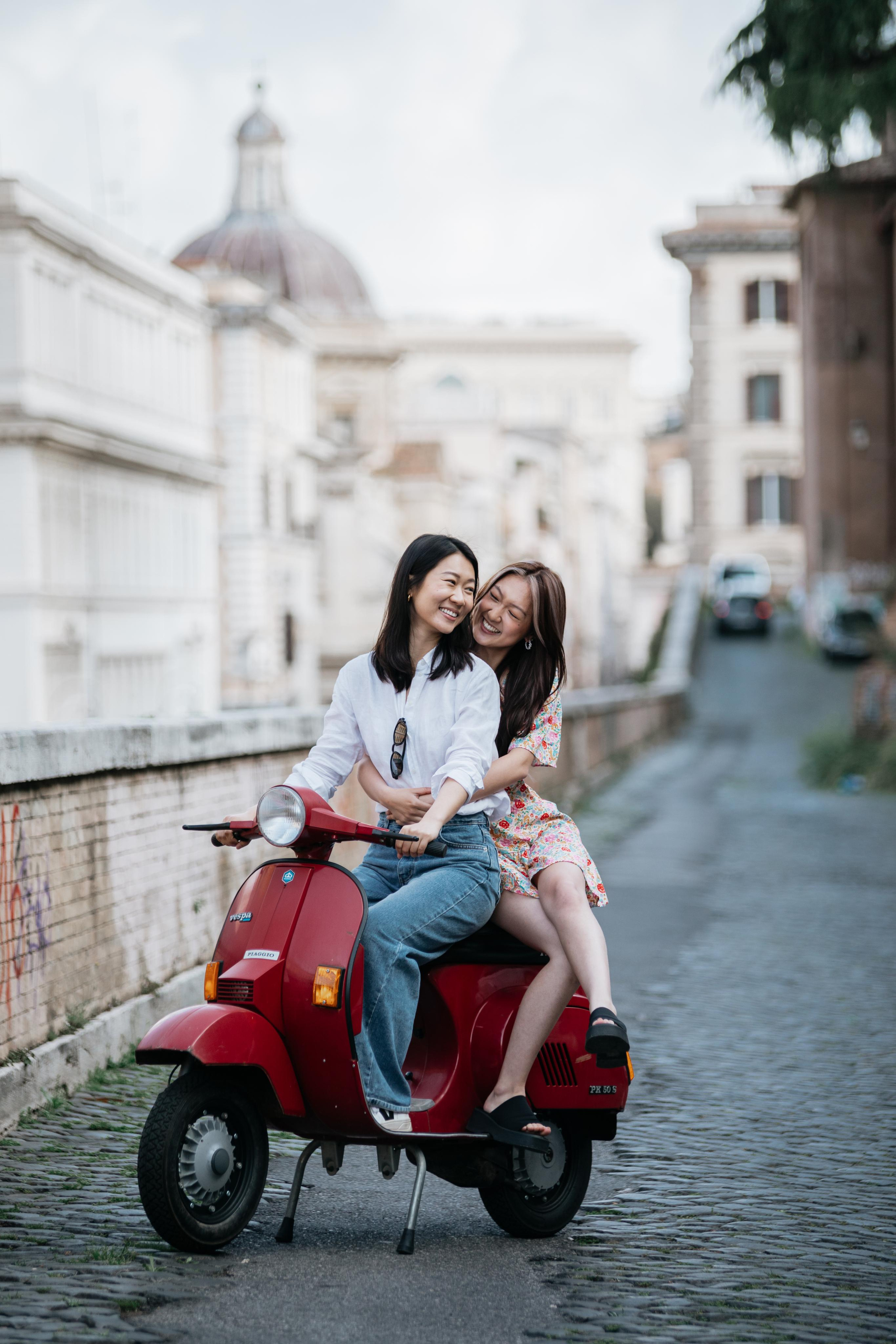 Photoshoot with Fiat 500 Vintage and Vespa. Photographer in Rome