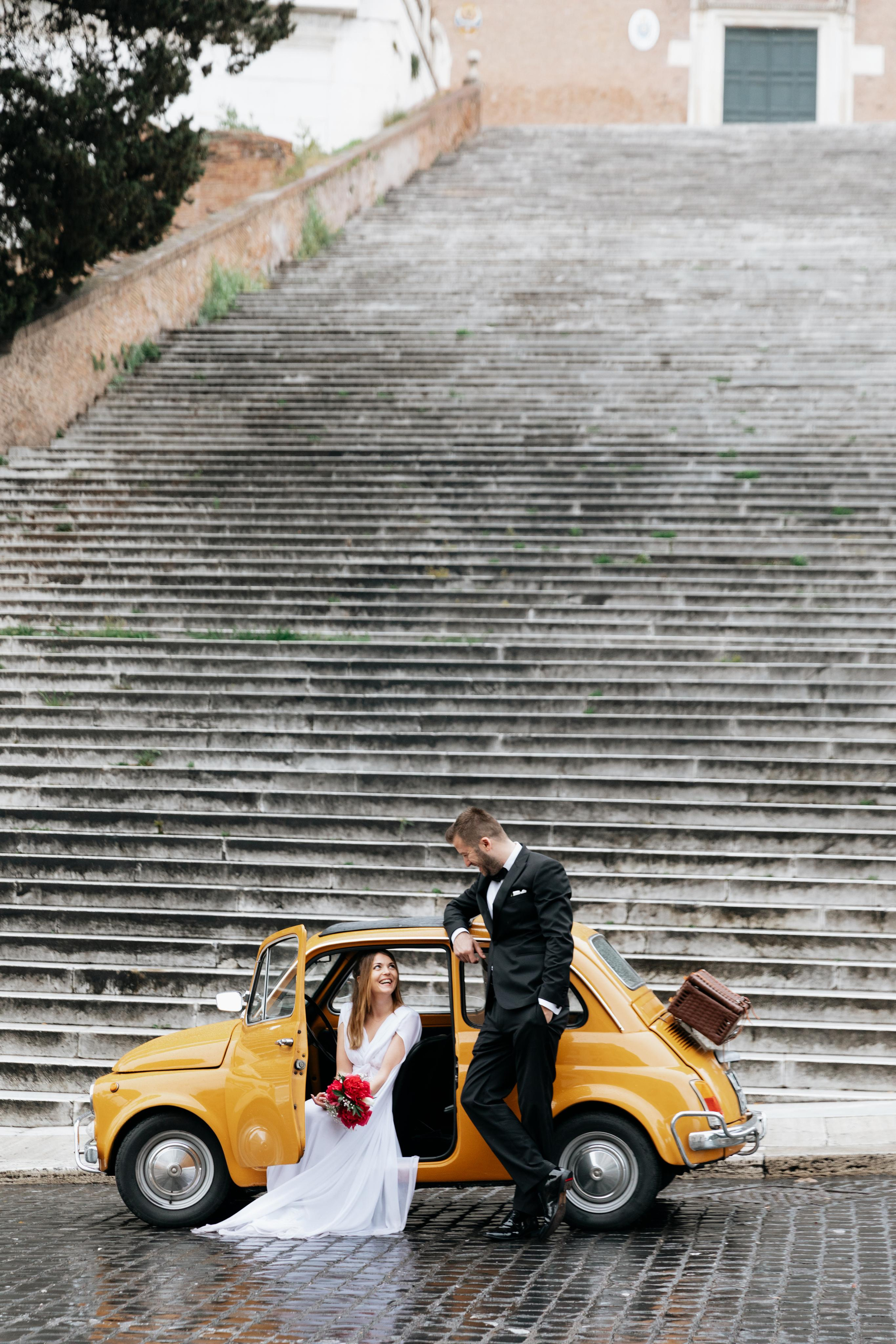 Photoshoot with Fiat 500 Vintage and Vespa. Photographer in Rome