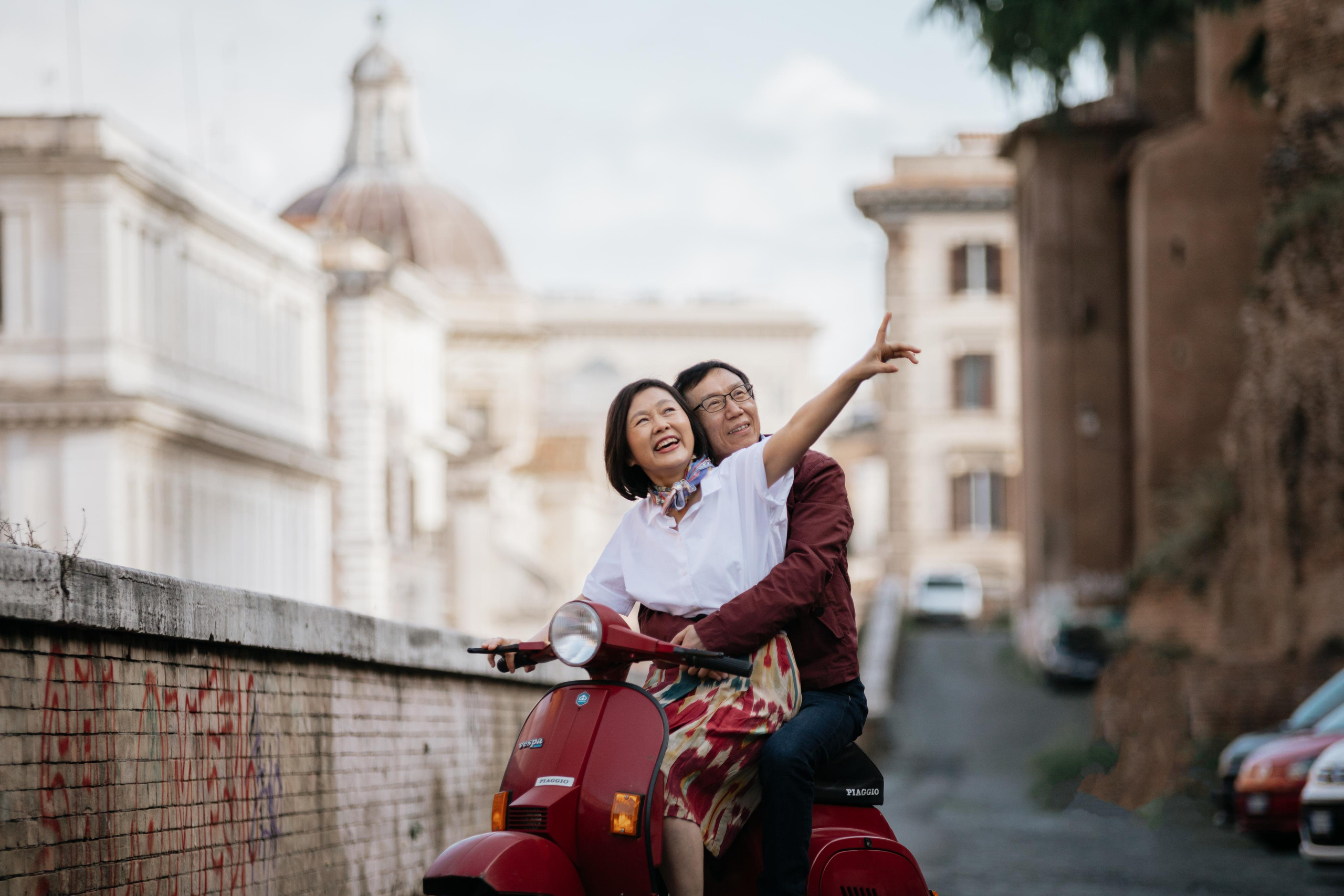 Photoshoot with Fiat 500 Vintage and Vespa. Photographer in Rome