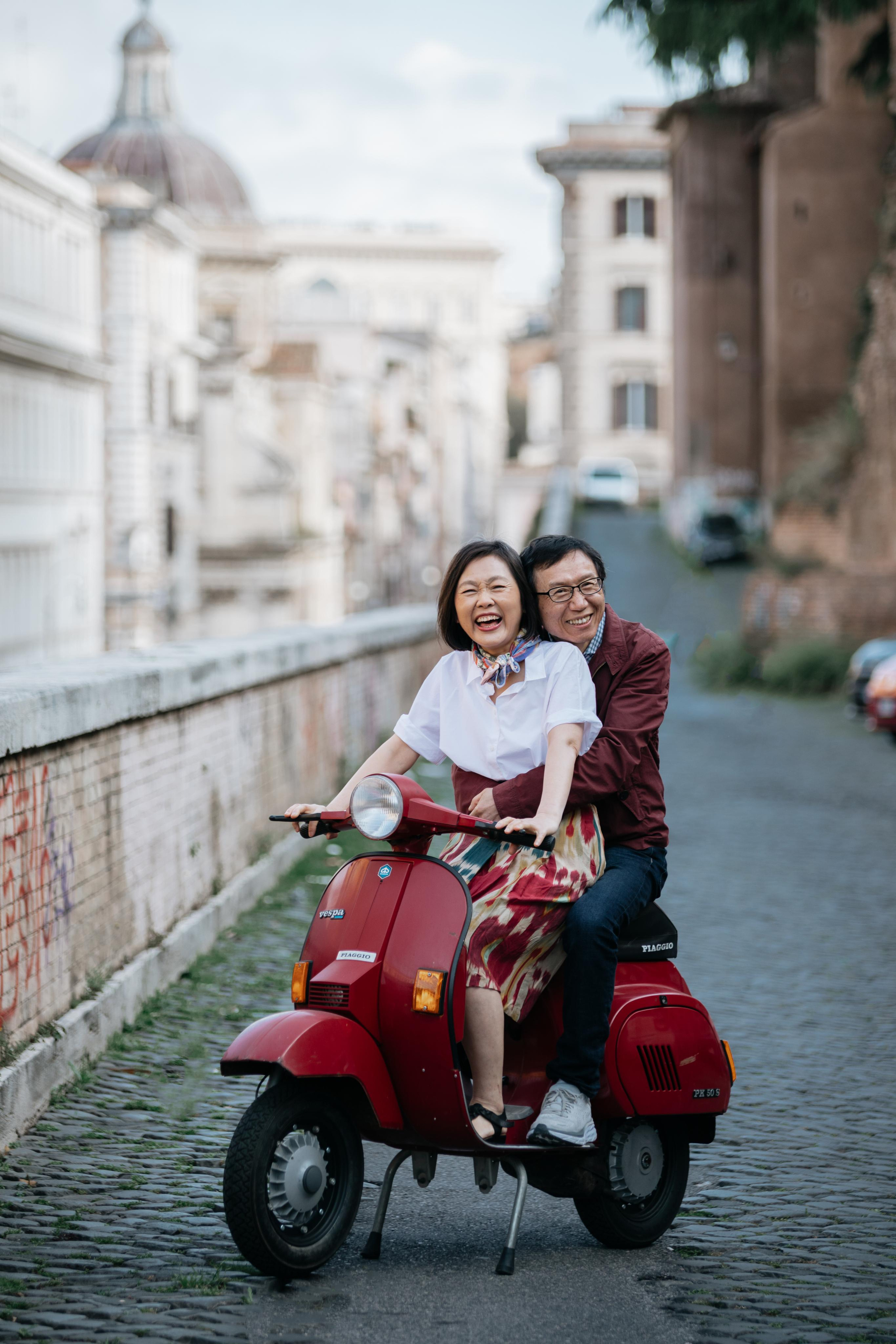 Photoshoot with Fiat 500 Vintage and Vespa. Photographer in Rome
