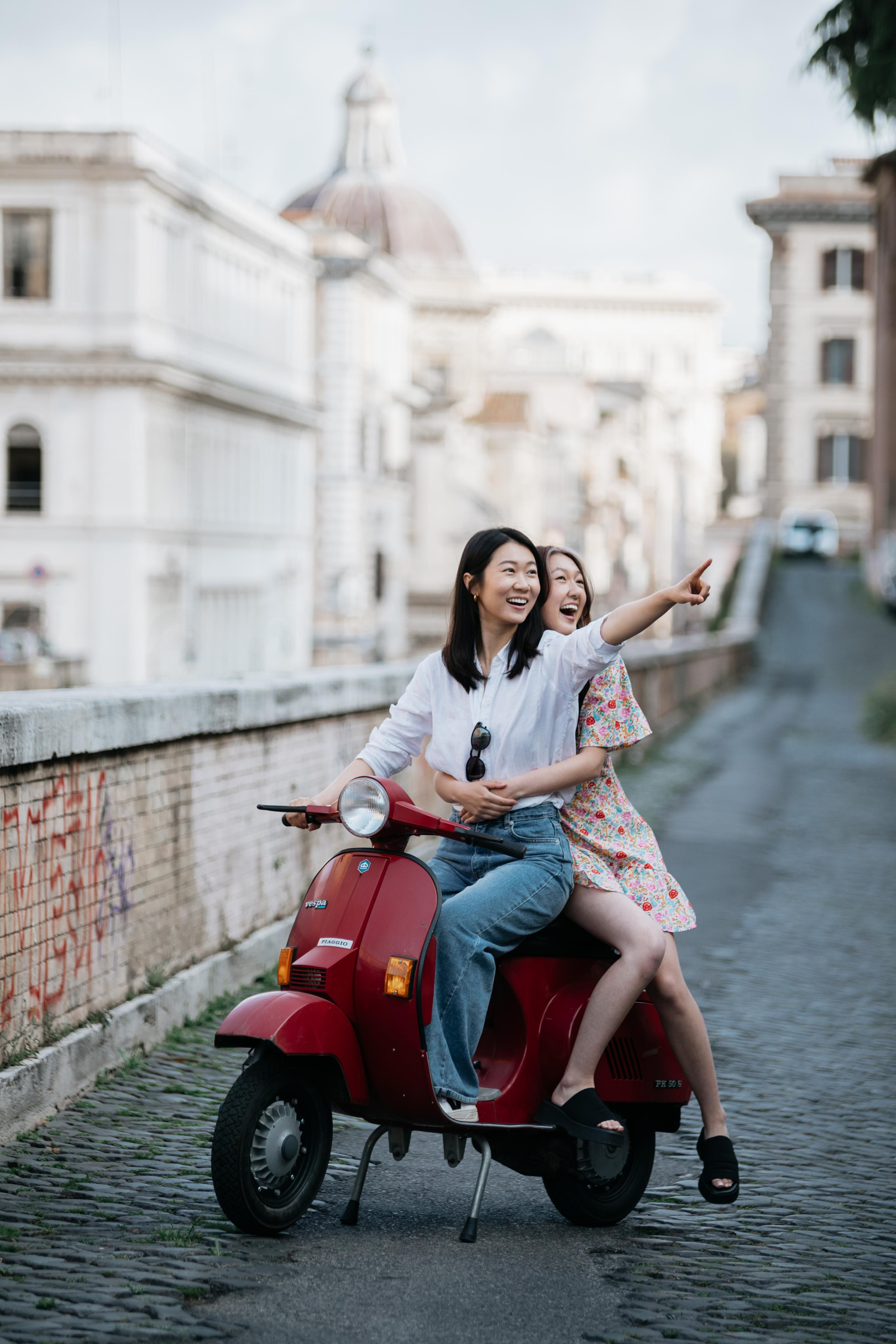 Photoshoot with Fiat 500 Vintage and Vespa. Photographer in Rome