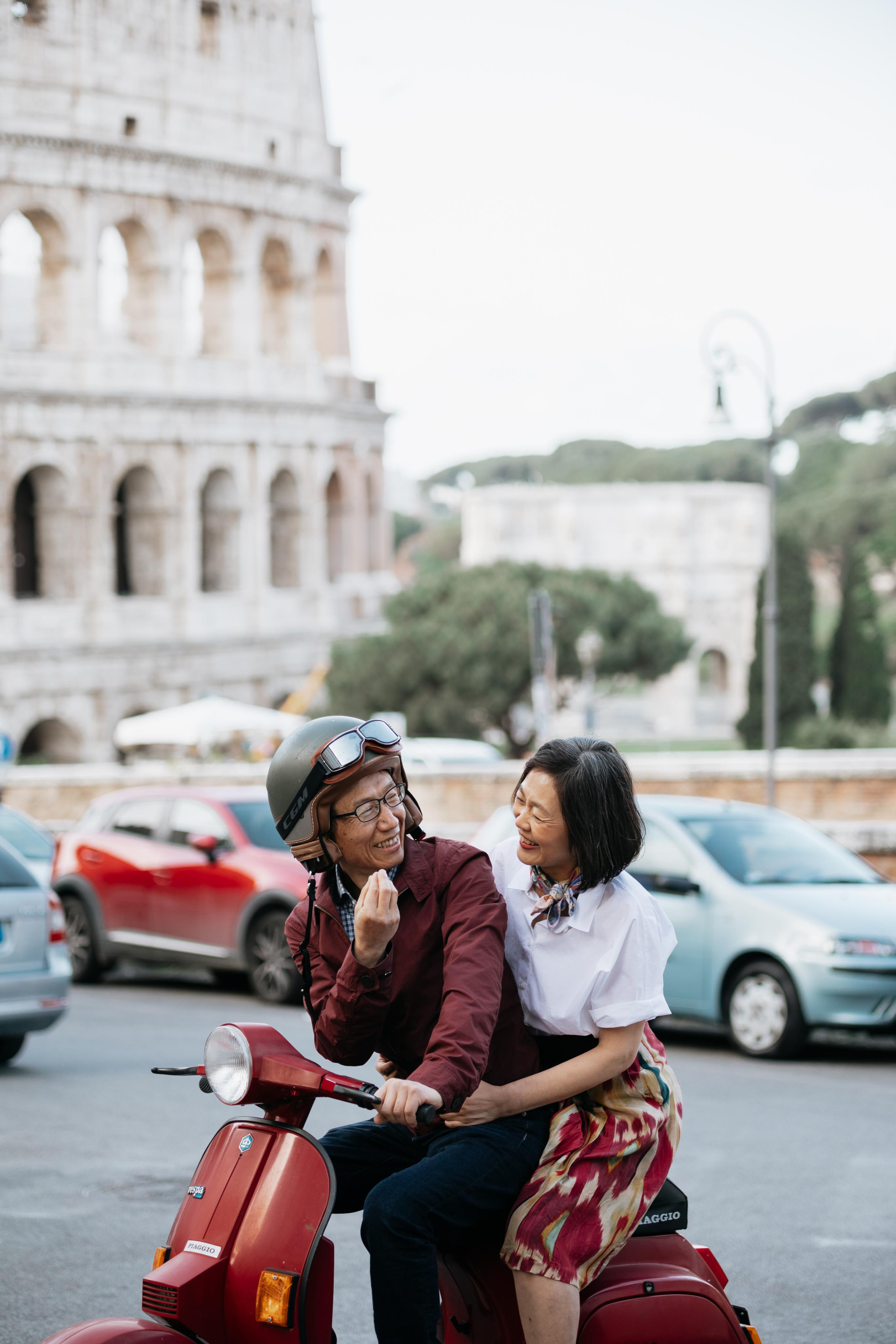 Photoshoot with Fiat 500 Vintage and Vespa. Photographer in Rome