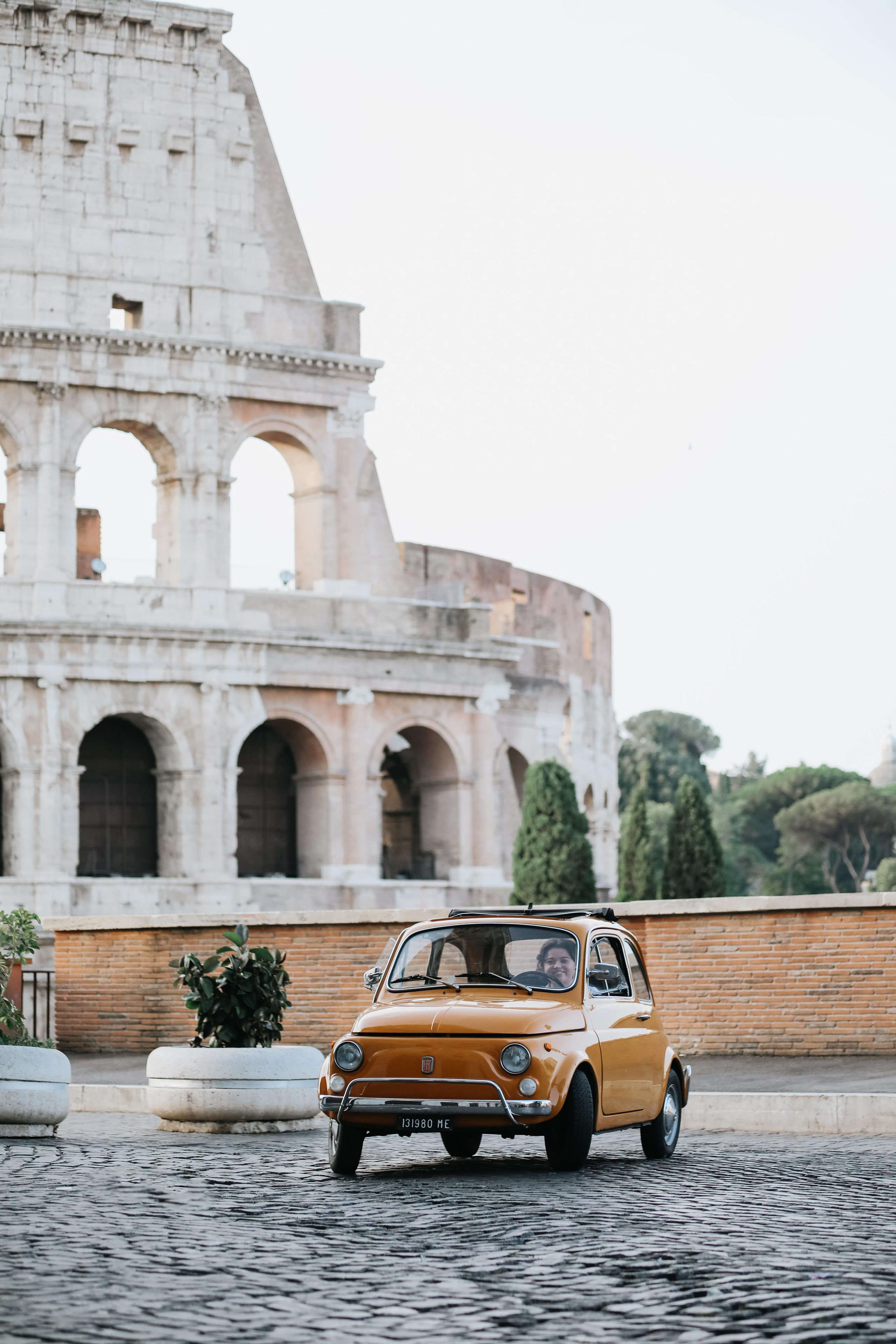 Photoshoot with Fiat 500 Vintage and Vespa. Photographer in Rome