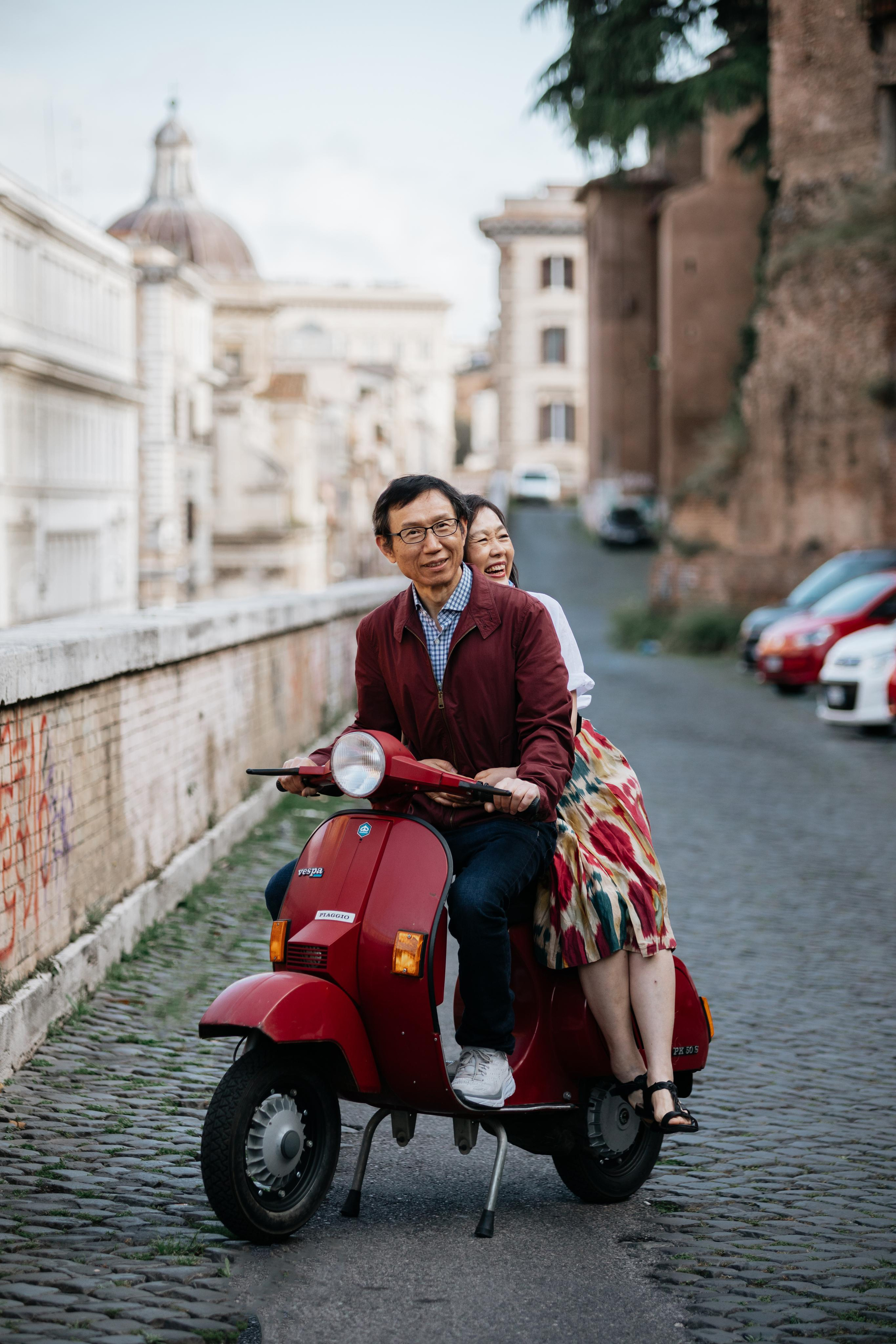 Photoshoot with Fiat 500 Vintage and Vespa. Photographer in Rome