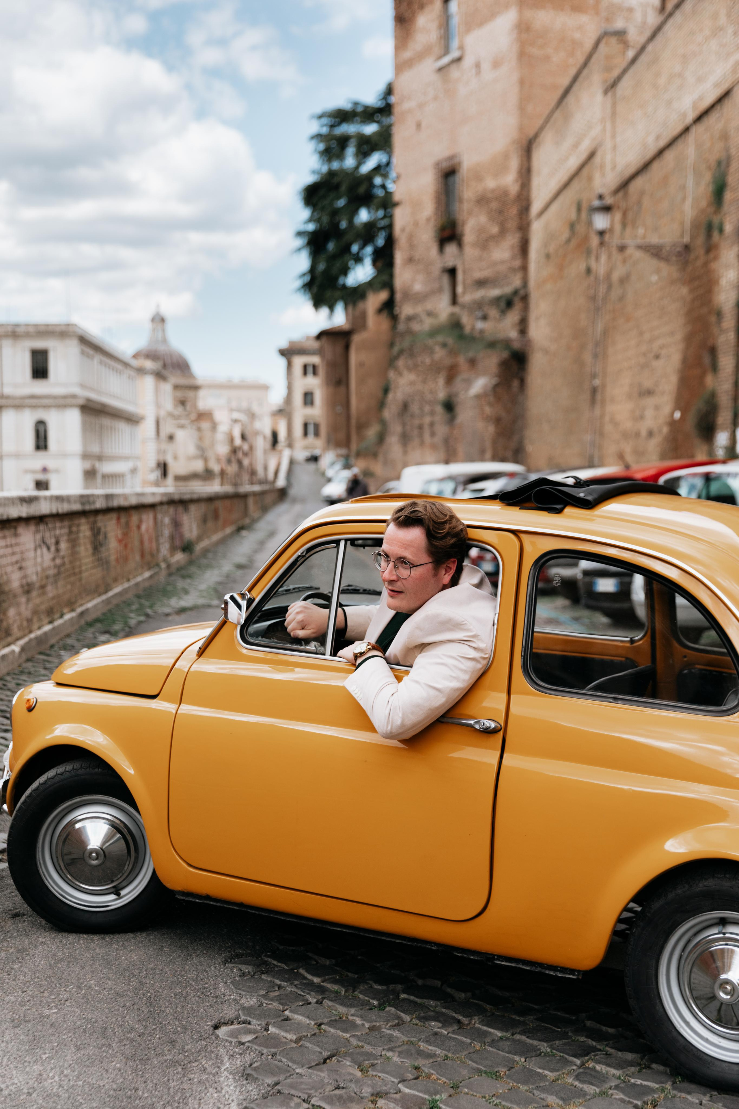 Photoshoot with Fiat 500 Vintage and Vespa. Photographer in Rome