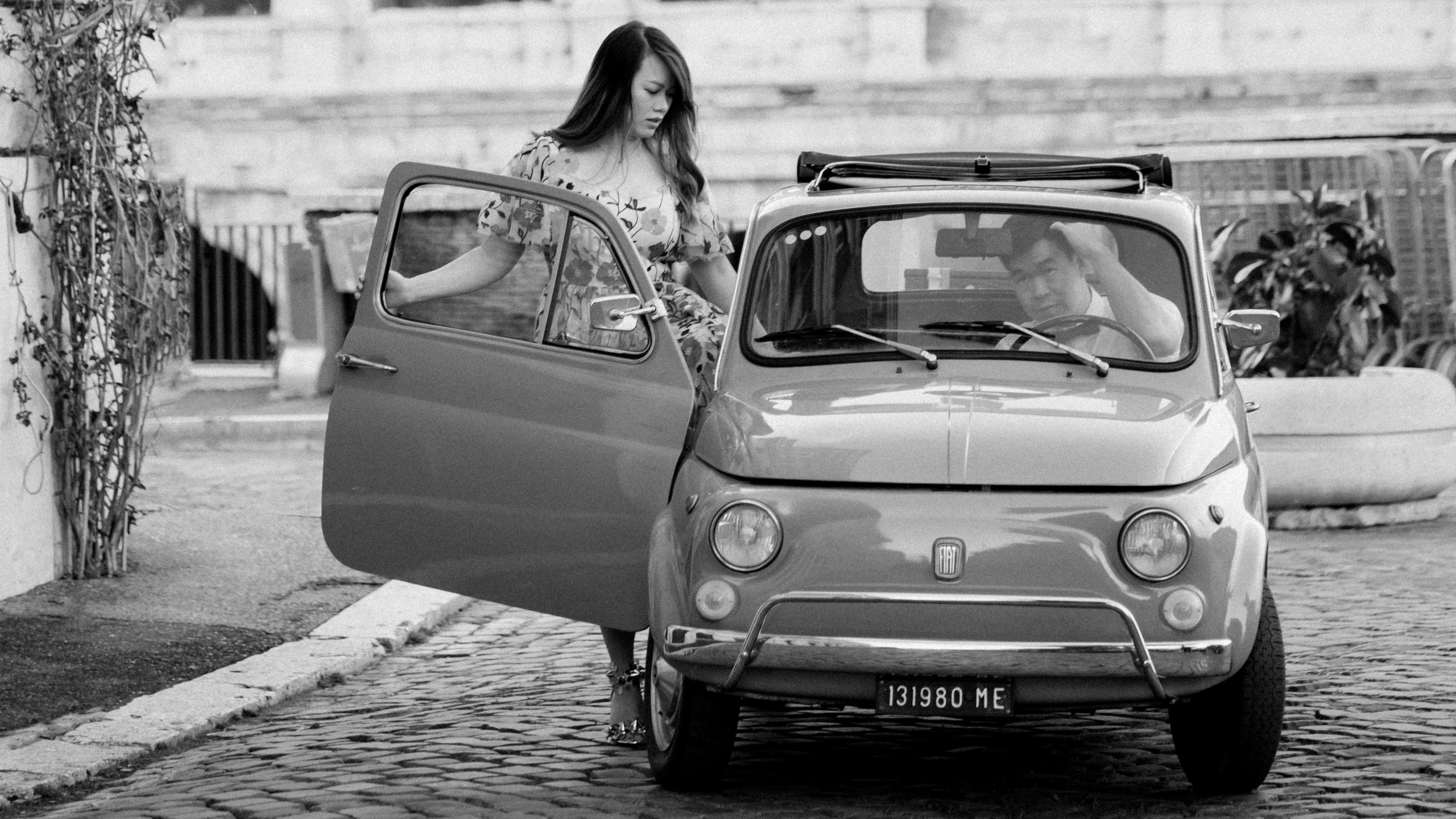 Photoshoot with Fiat 500 Vintage and Vespa. Photographer in Rome
