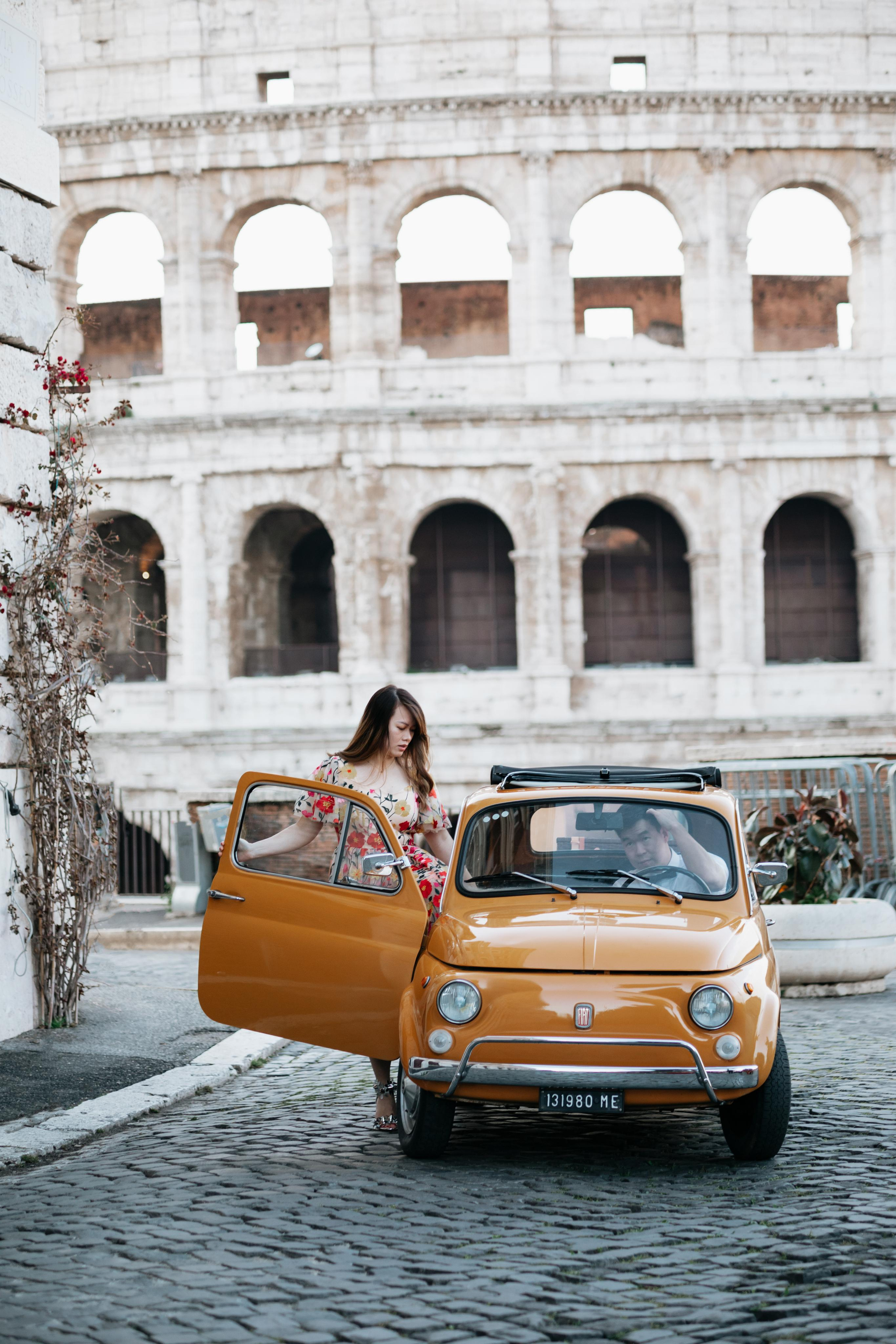 Photoshoot with Fiat 500 Vintage and Vespa. Photographer in Rome