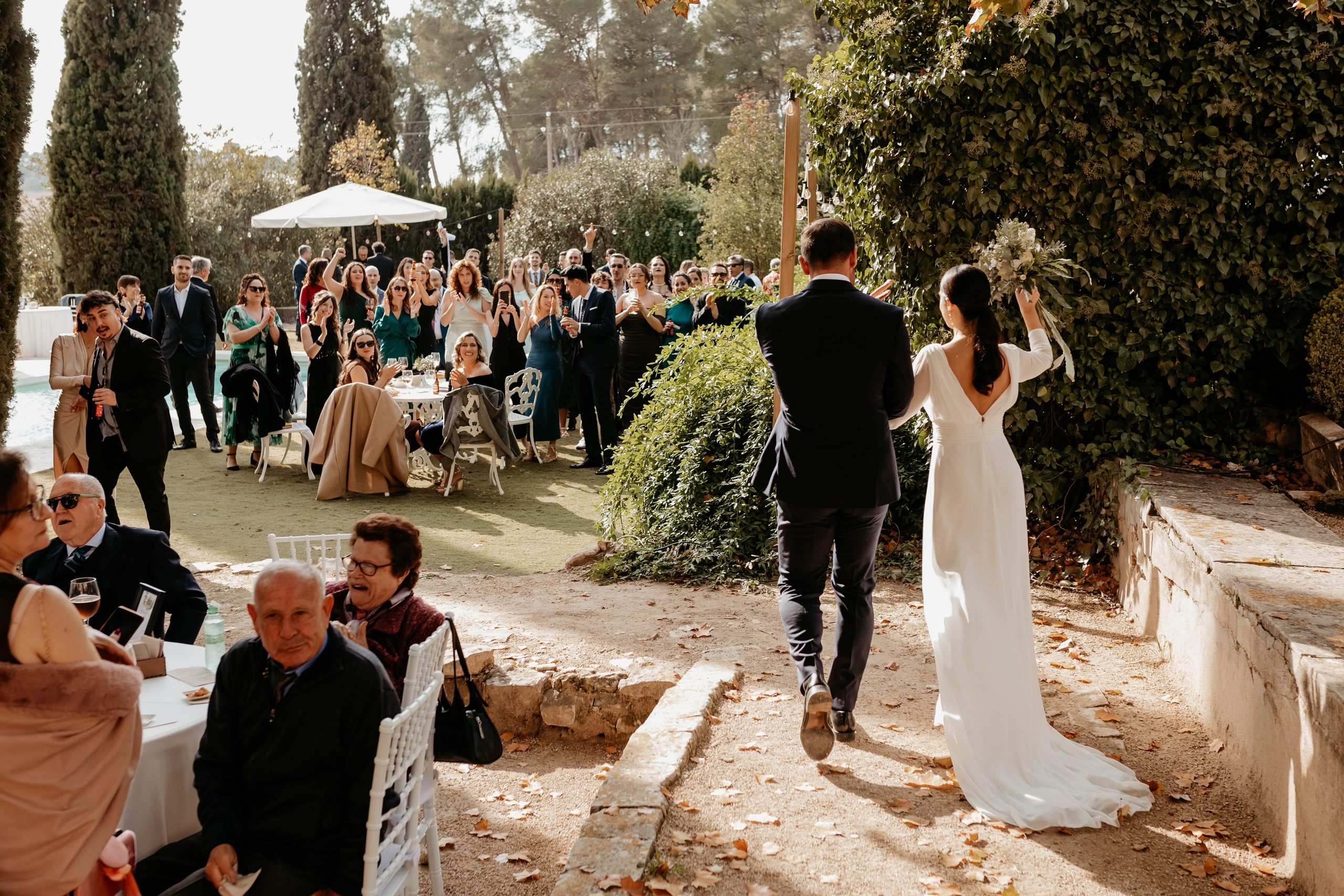 Invitados celebrando boda al aire libre en Finca Torrefiel