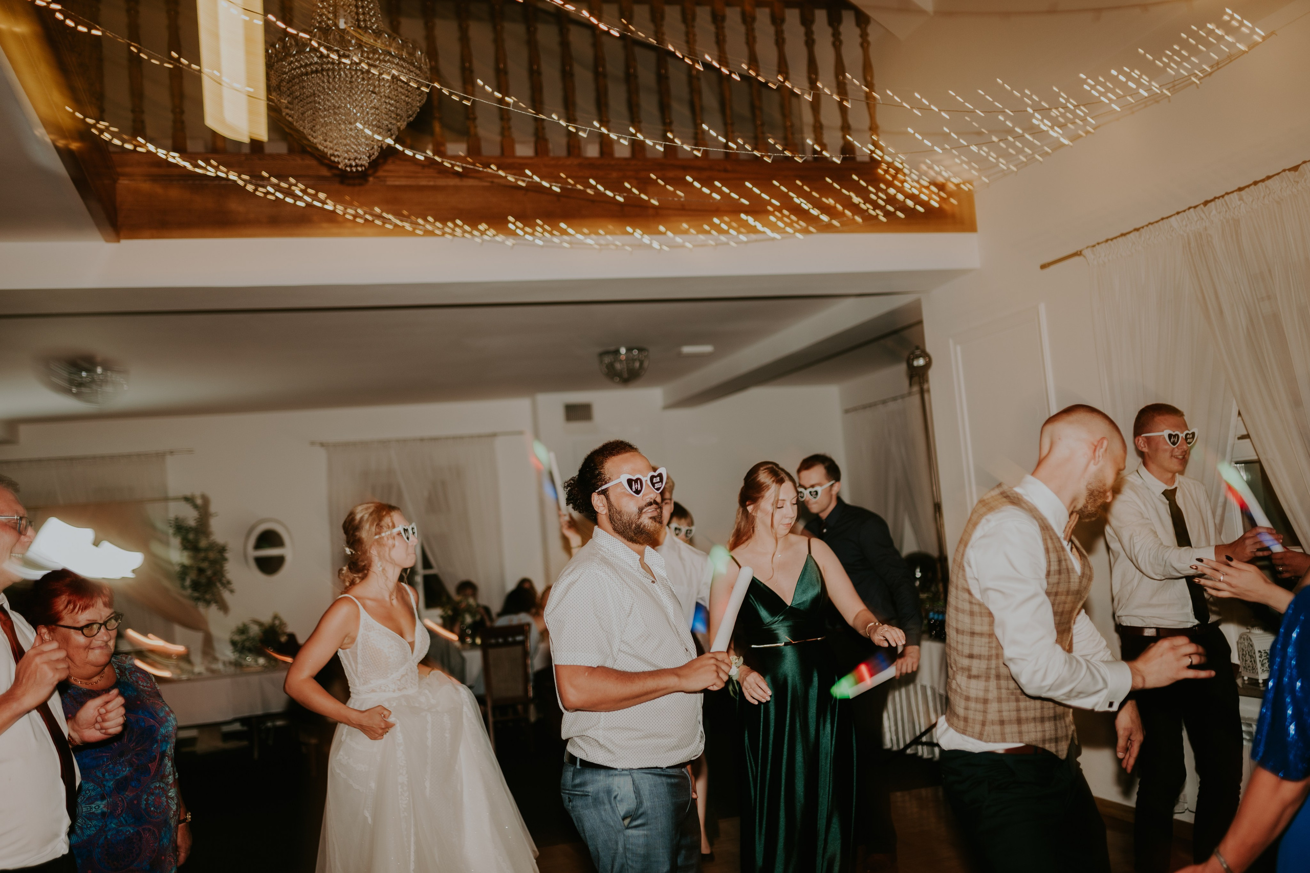 Dwór Wierzbno: plenerowy ślub pod wierzbą. Karkowskafoto - fotografia miłości