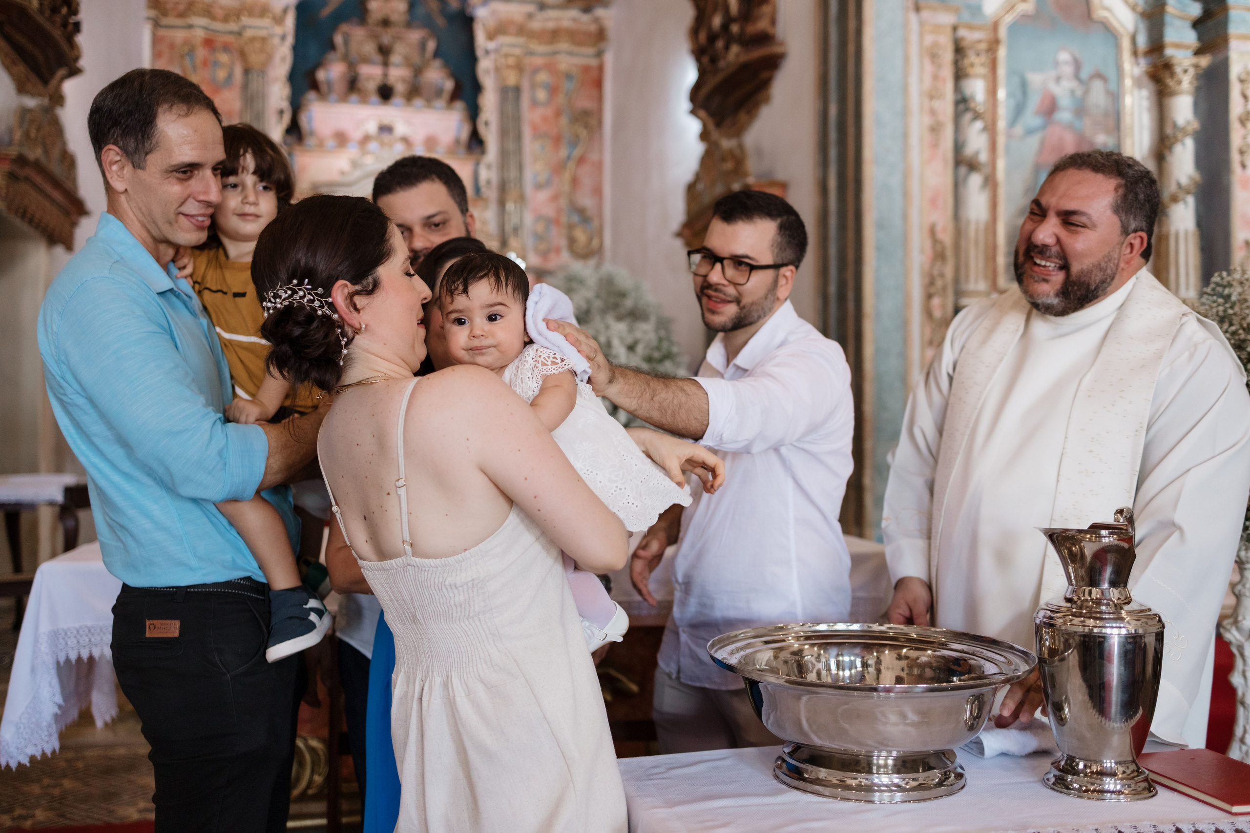 Família reunida após o momento do batismo