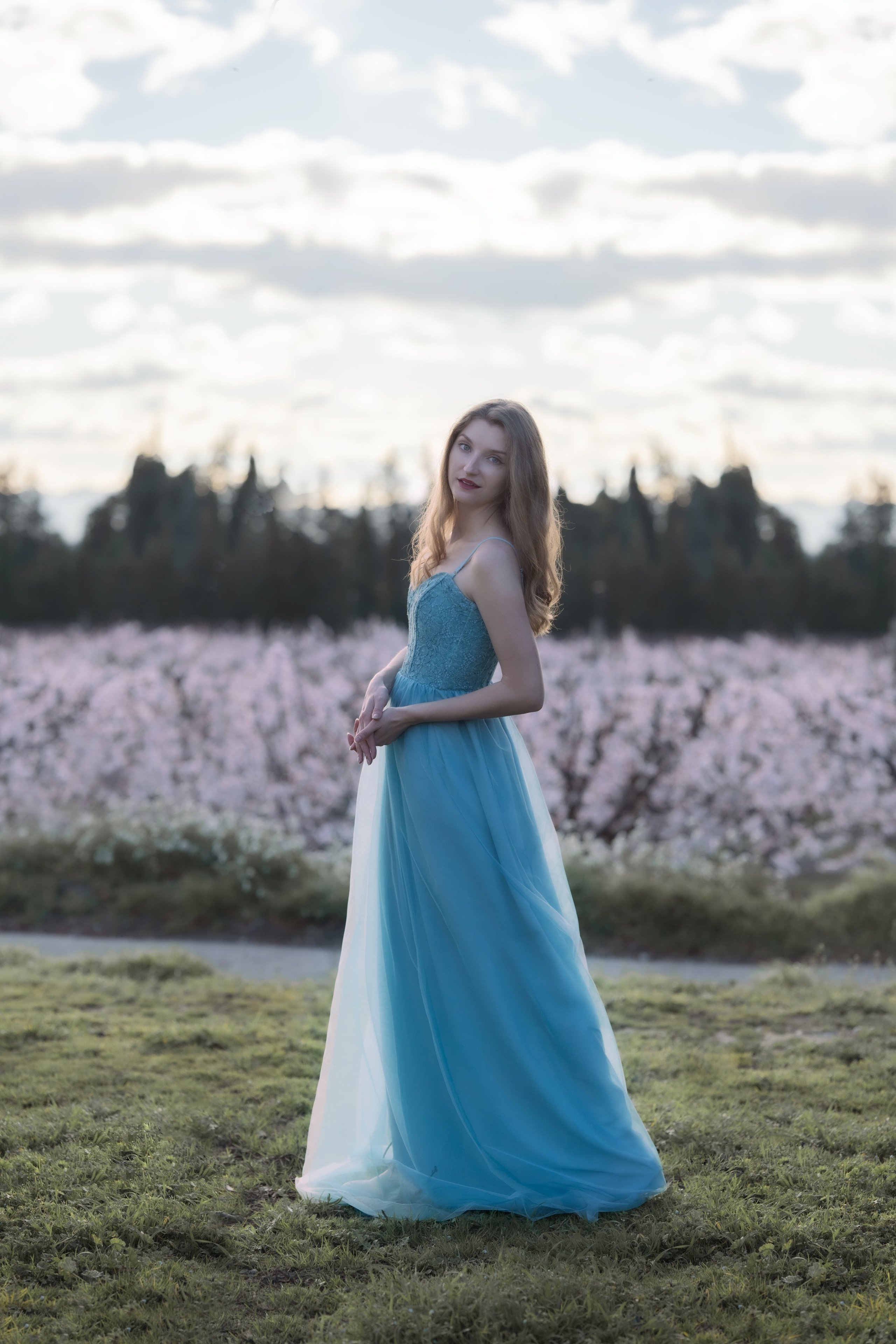 Shooting photo dans les cerisiers fleuris. Photographe et retoucheuse des images des produits à Avignon en France